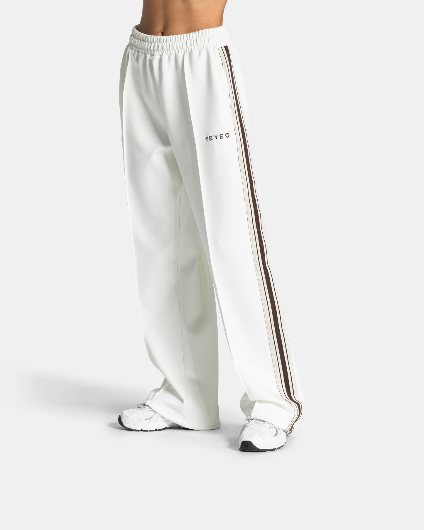 Club Straight Leg Joggers ‘Off White’