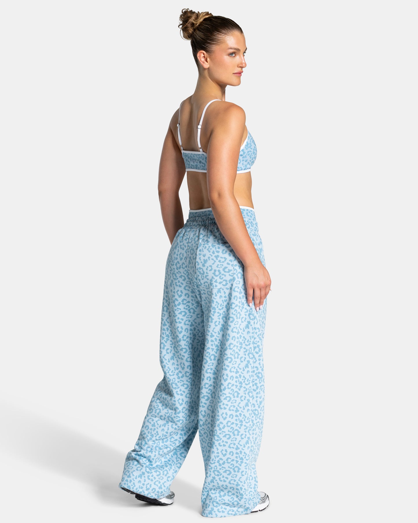 Contrastline Wide Leg Jogger "Leo Babyblau"