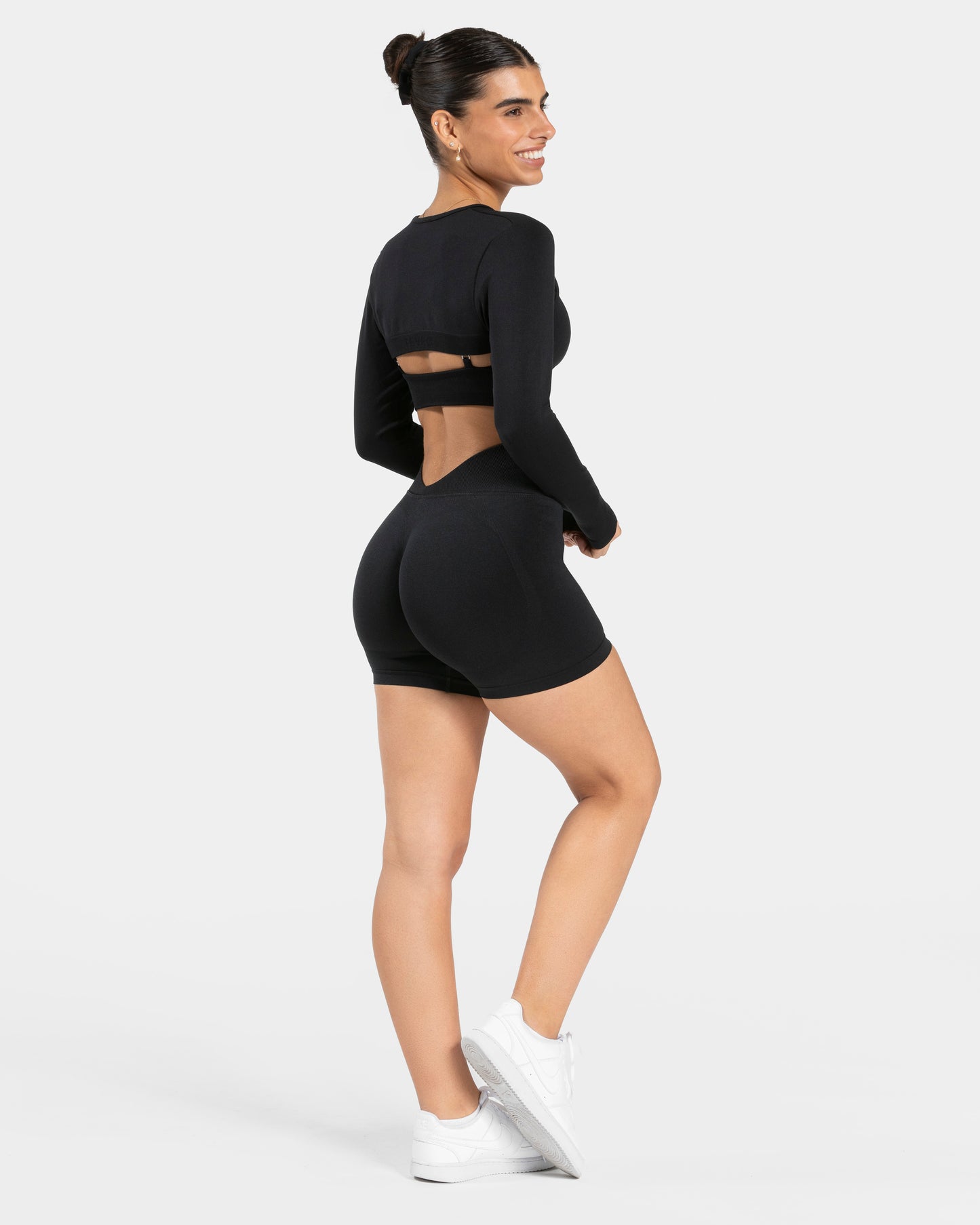 Short dos en V Covert scrunch Essence « Noir »