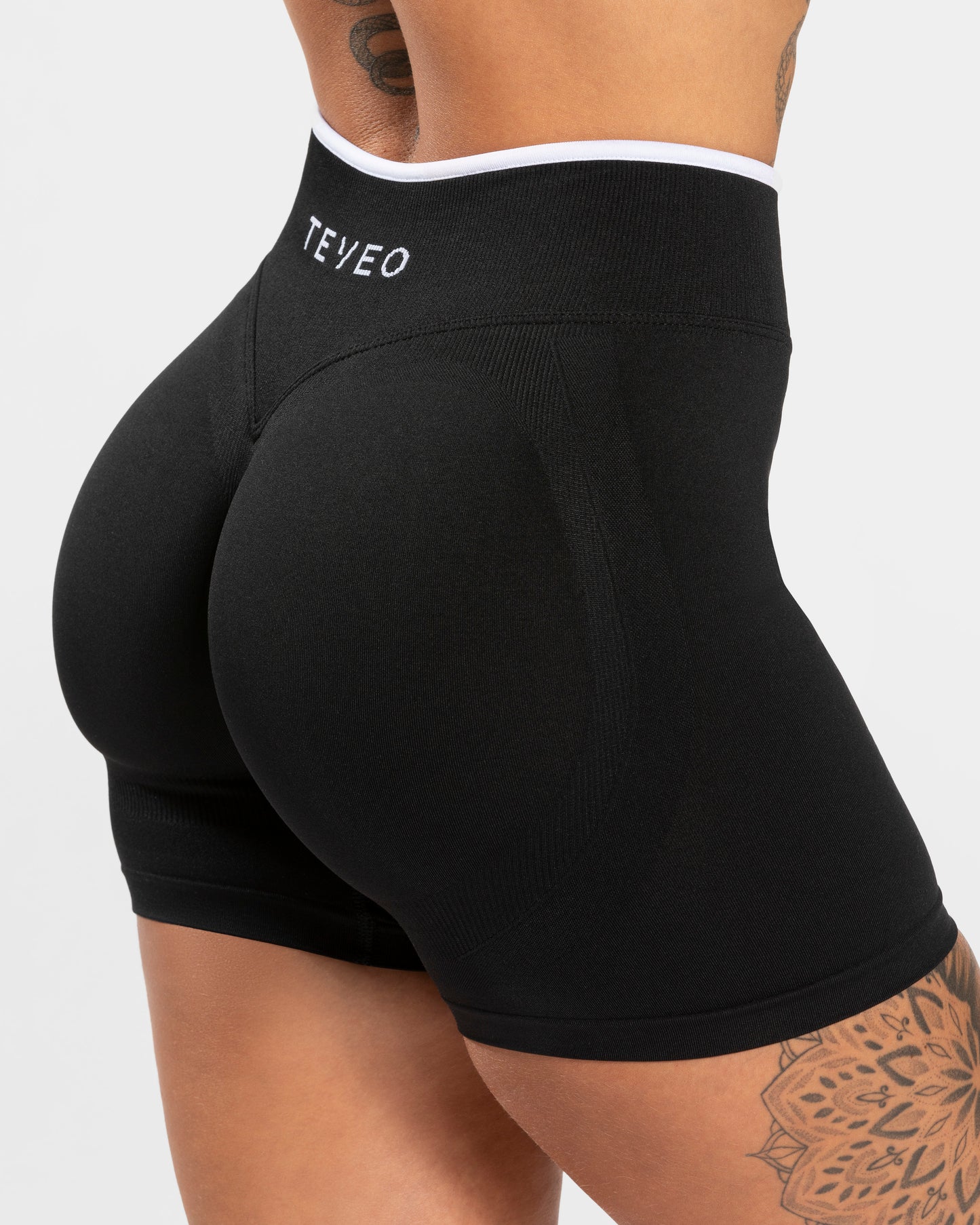 Contrastline Sculpt Scrunch Shorts "Schwarz"