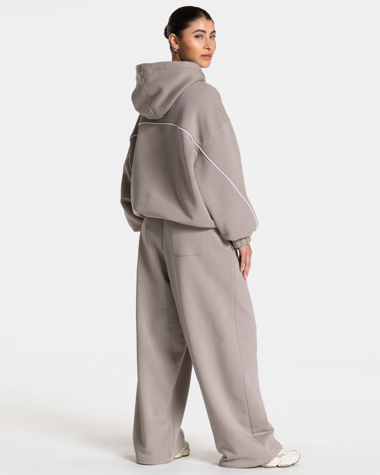 Contrastline Hooded Sweater ‘Stone’