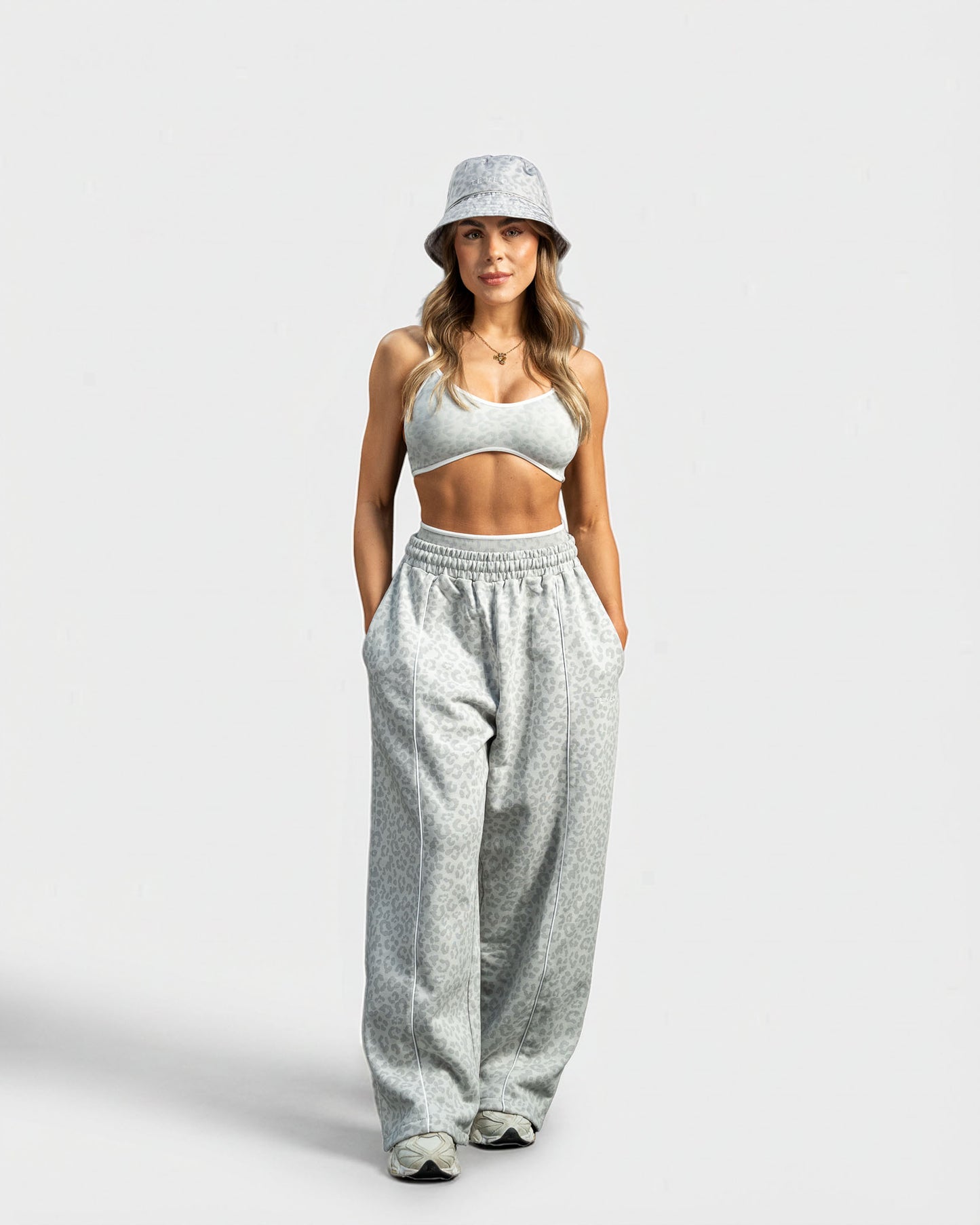 Contrastline Bucket Hat "Leo Hellgrau"