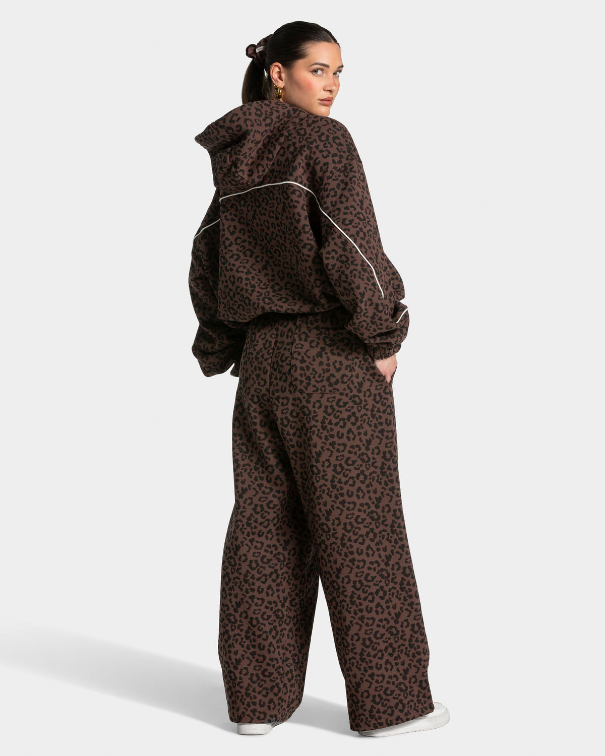 Contrastline Hooded Sweater "Leo Espresso"