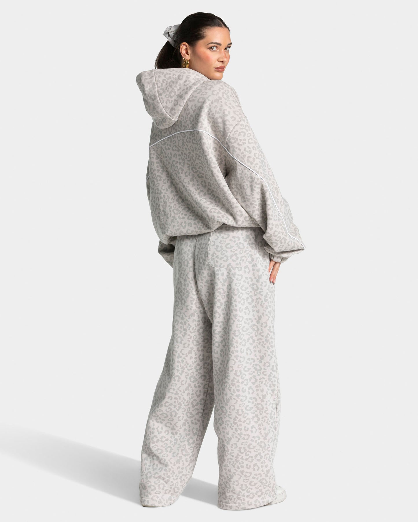 Contrastline Hooded Sweater ‘Light Grey Leopard Print’