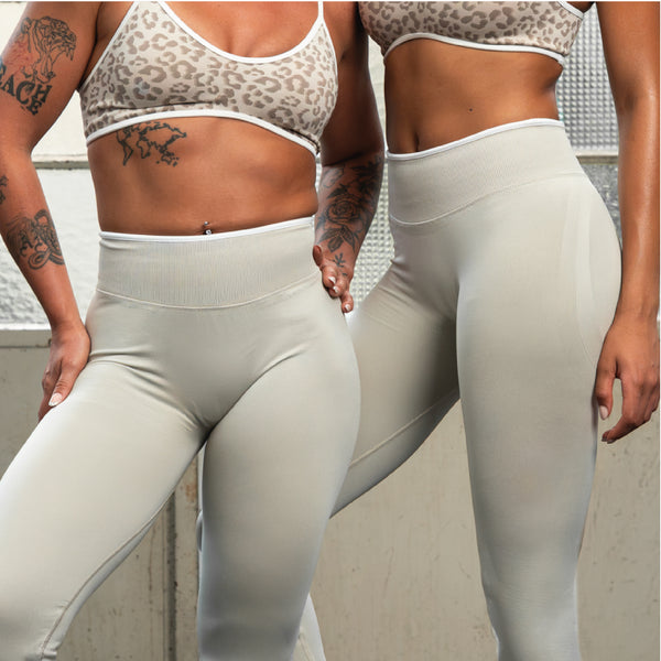 CON_W_Flared-Leggings3_Kontrastnähte