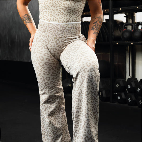 CON_W_Straight-Leg-Pants3_Kontrastnaht