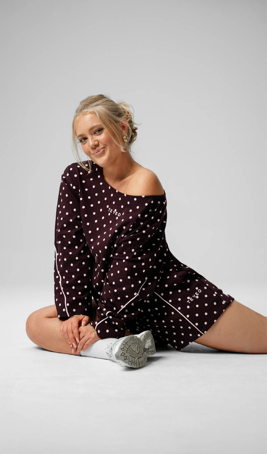 Contrastline Off-Shoulder Longsleeve