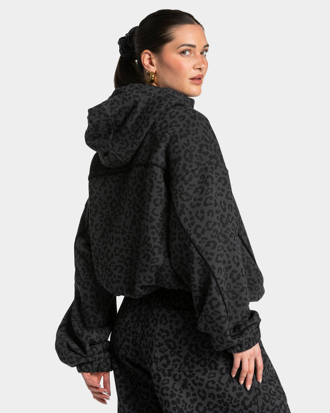 Felpa con cappuccio Contrastline “Stampa leopardata nel colore Nero"