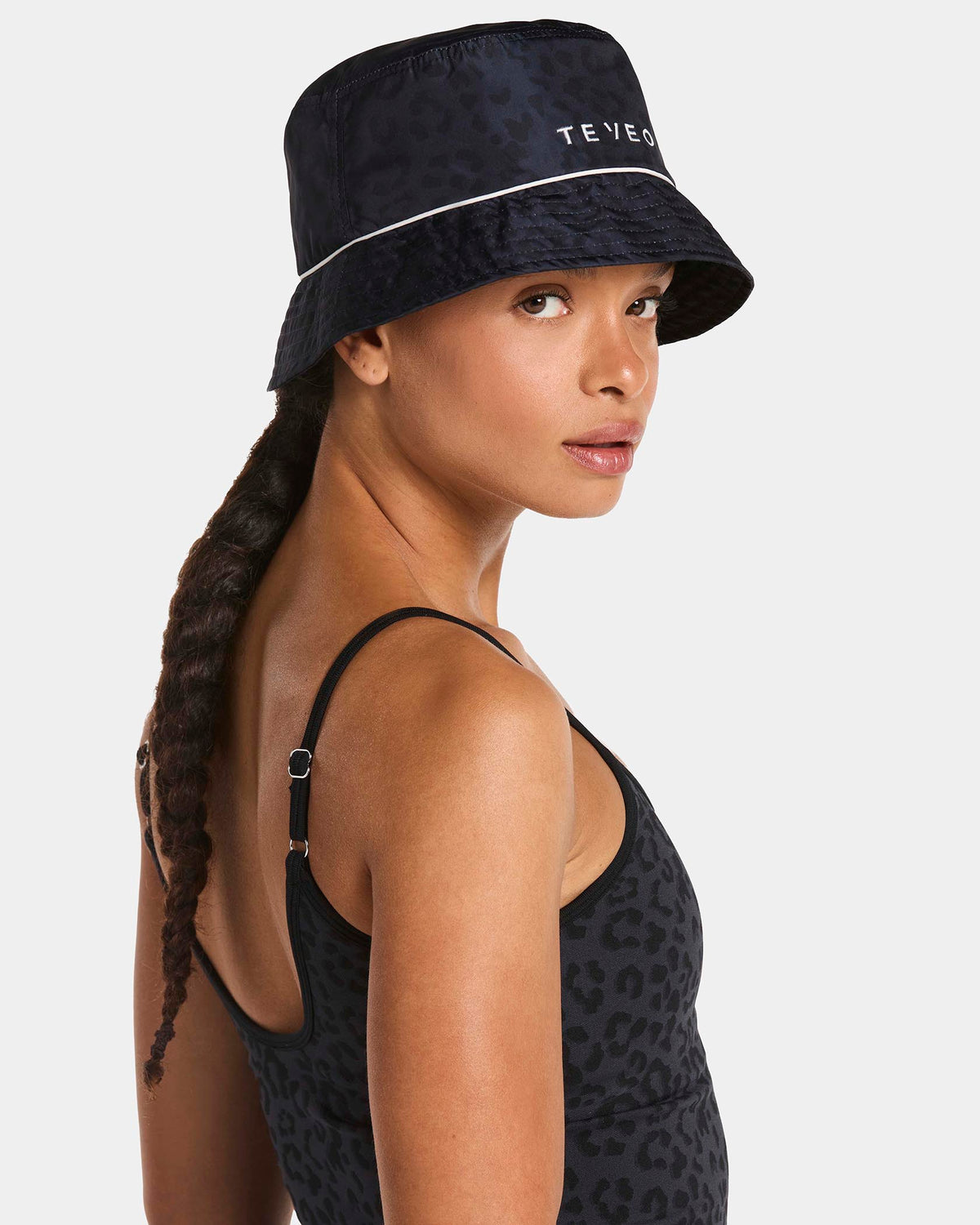 Cappello a secchiello Contrastline “Stampa leopardata nel colore Nero"