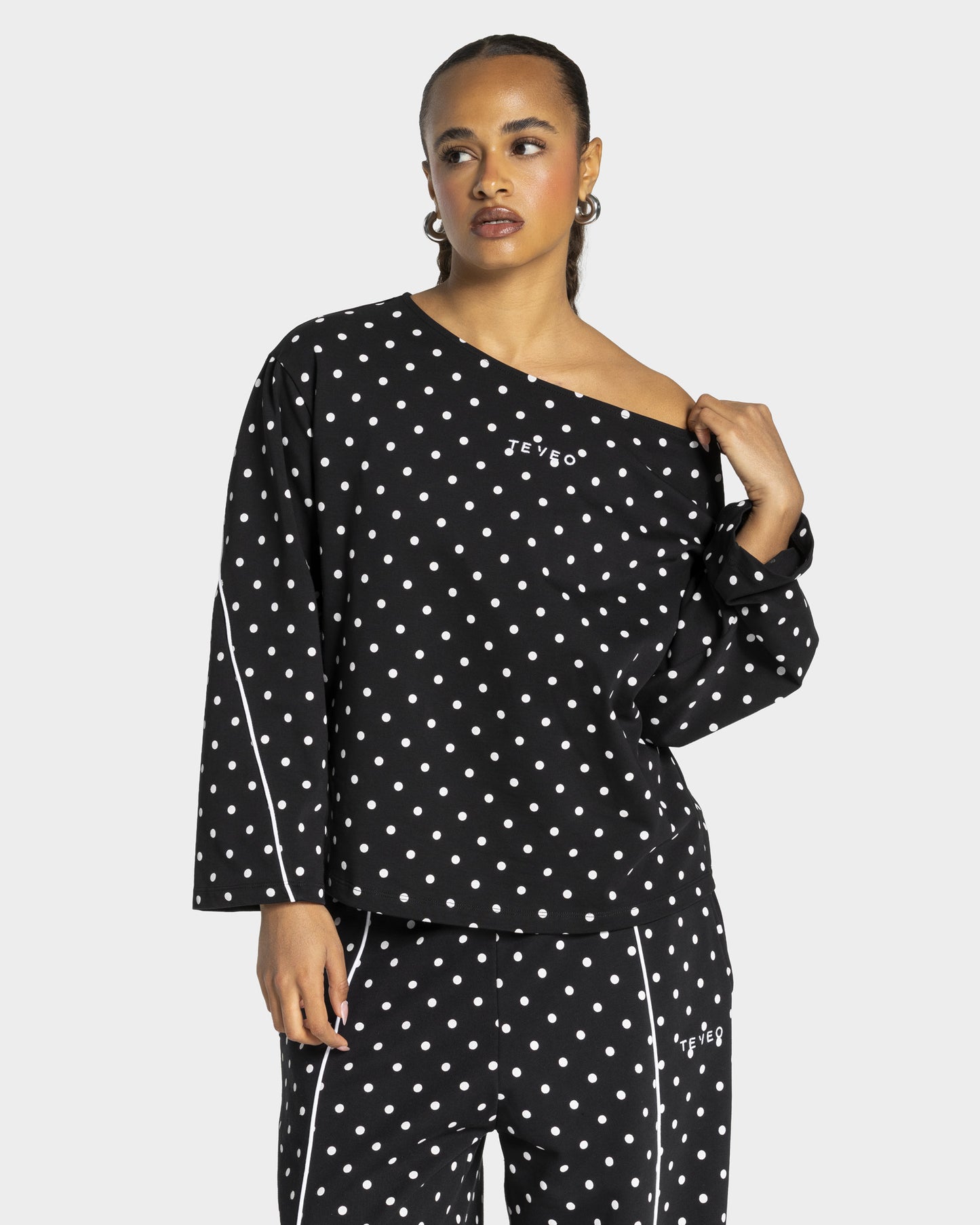 Contrastline Off-the-Shoulder Longsleeve ‘Black Polka Dot’