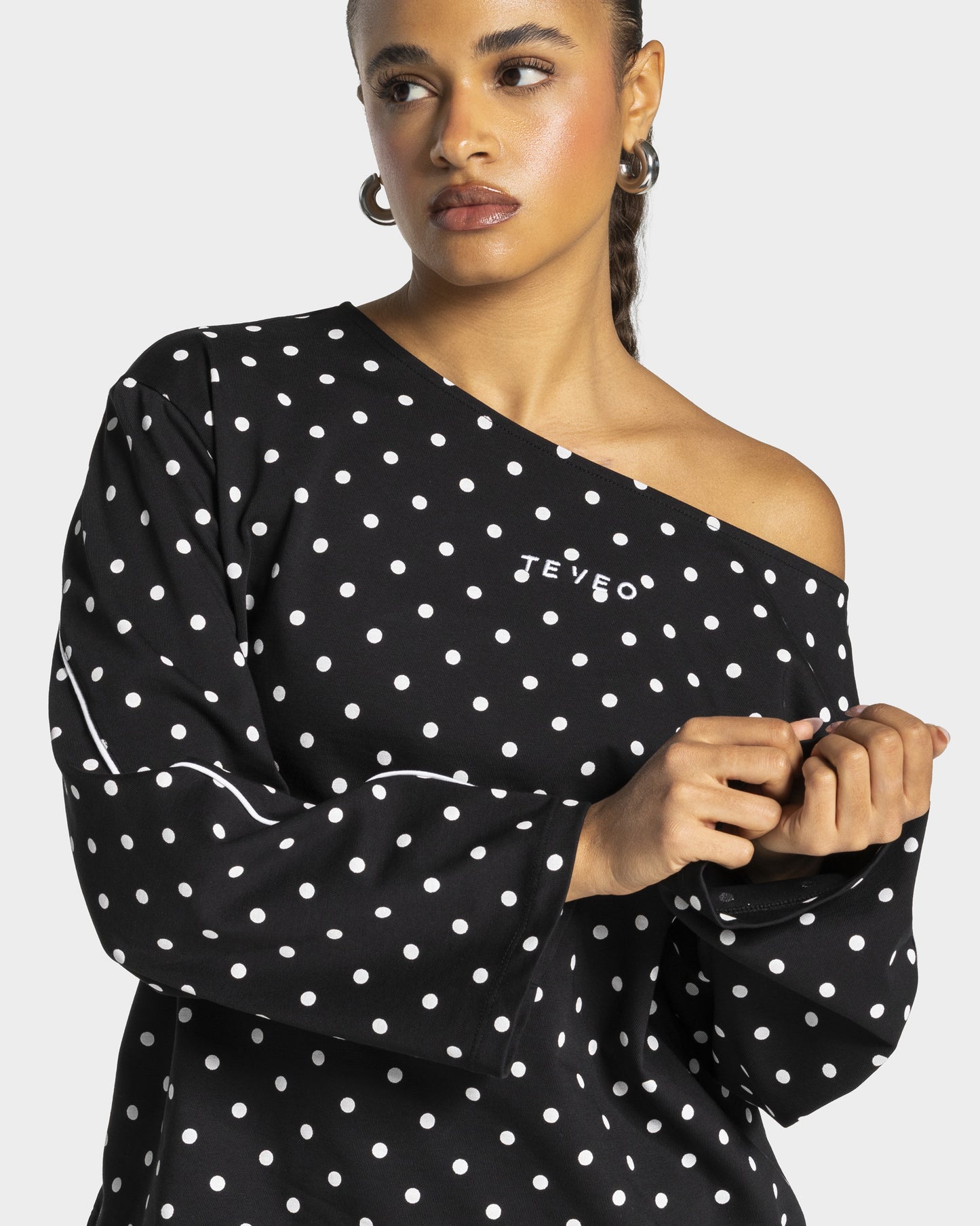 Contrastline Off-the-Shoulder Longsleeve ‘Black Polka Dot’