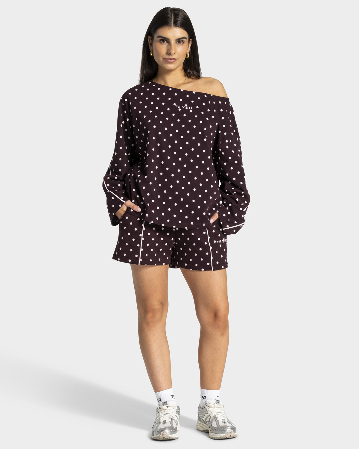 Contrastline Off-the-Shoulder Longsleeve ‘Merlot Polka Dot’
