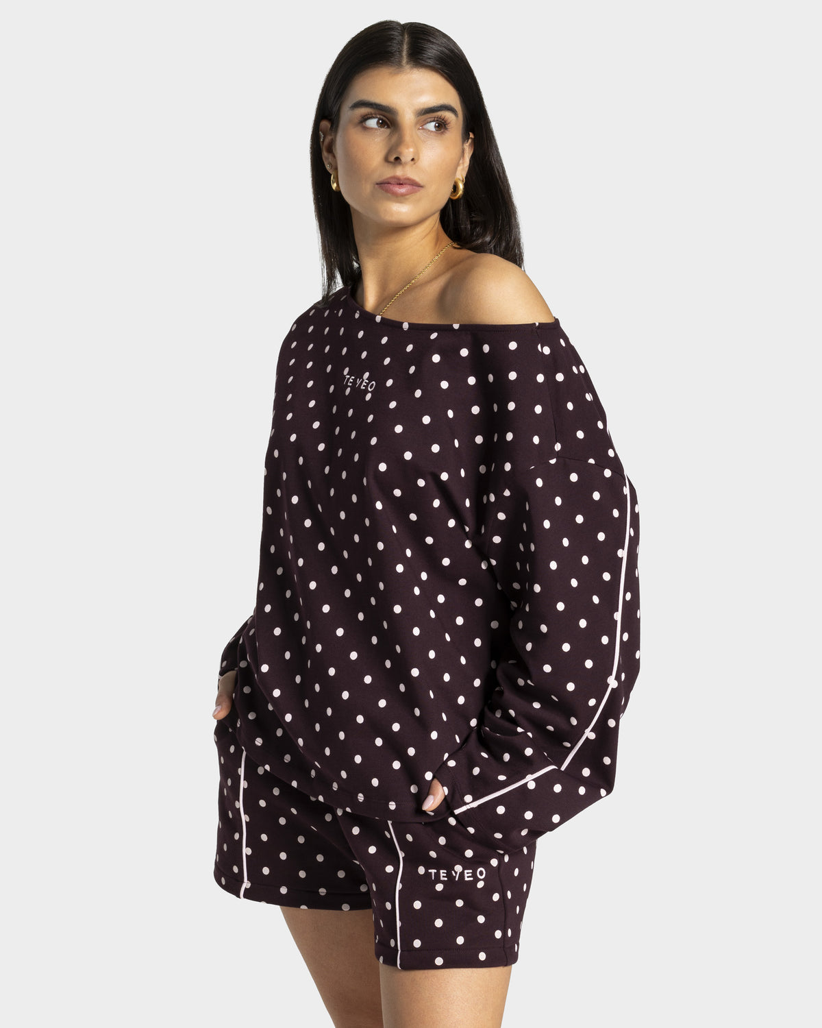 Contrastline Off-the-Shoulder Longsleeve ‘Merlot Polka Dot’