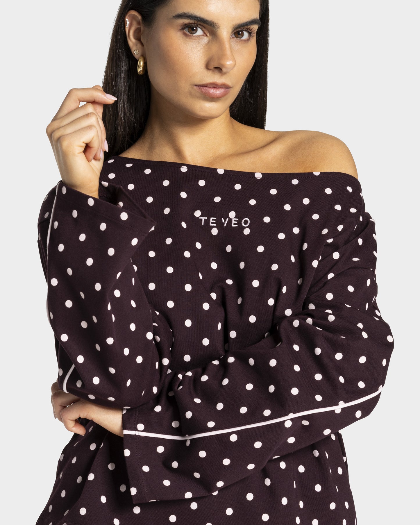 Contrastline Off-the-Shoulder Longsleeve ‘Merlot Polka Dot’