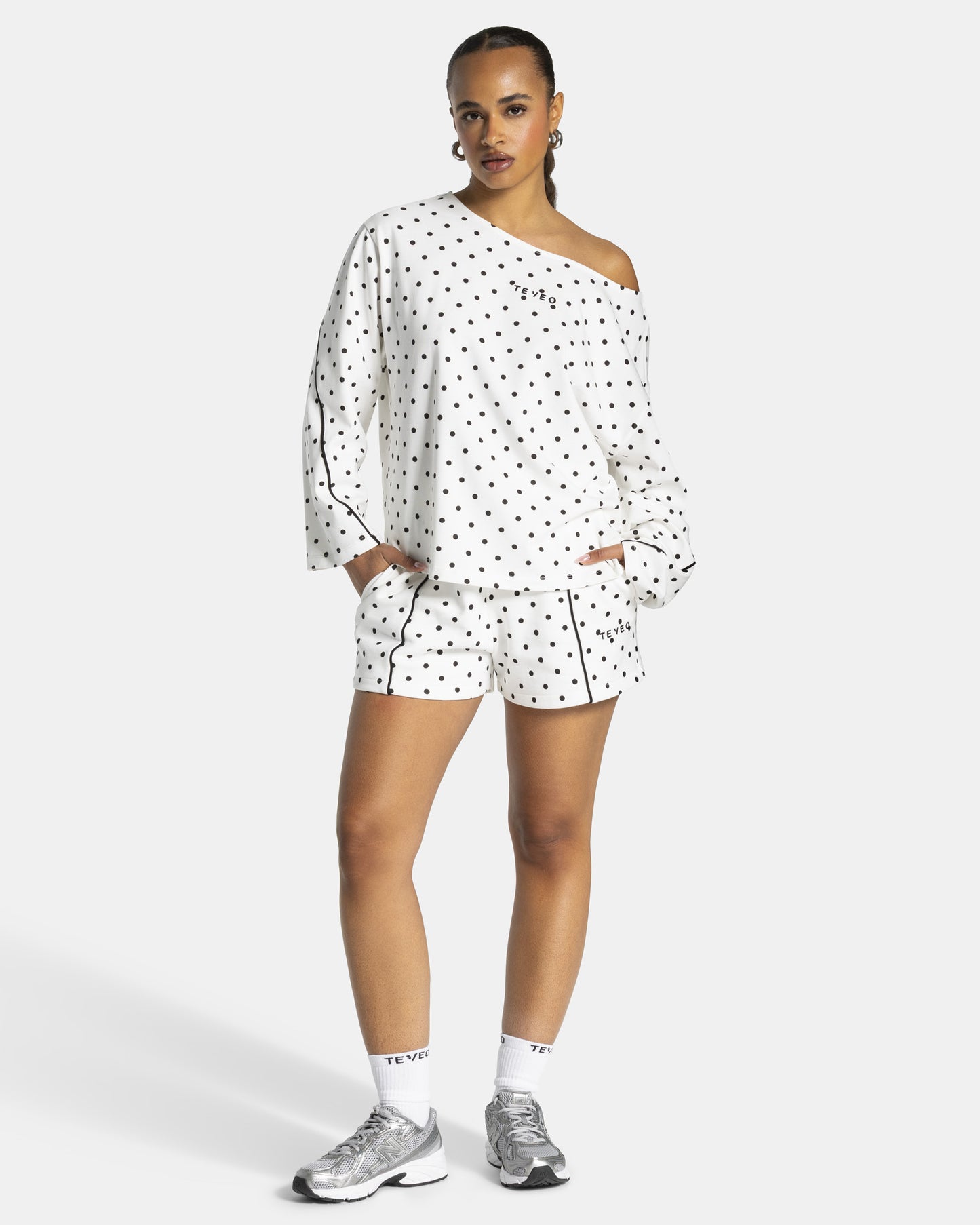 Contrastline Off-the-Shoulder Longsleeve ‘White Polka Dot’