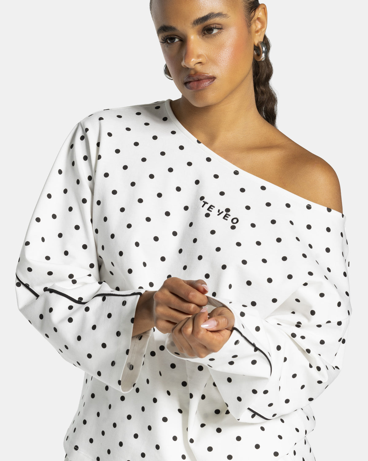 Maglia a manica lunga Off Shoulder Contrastline “Colore Bianco con pois neri”