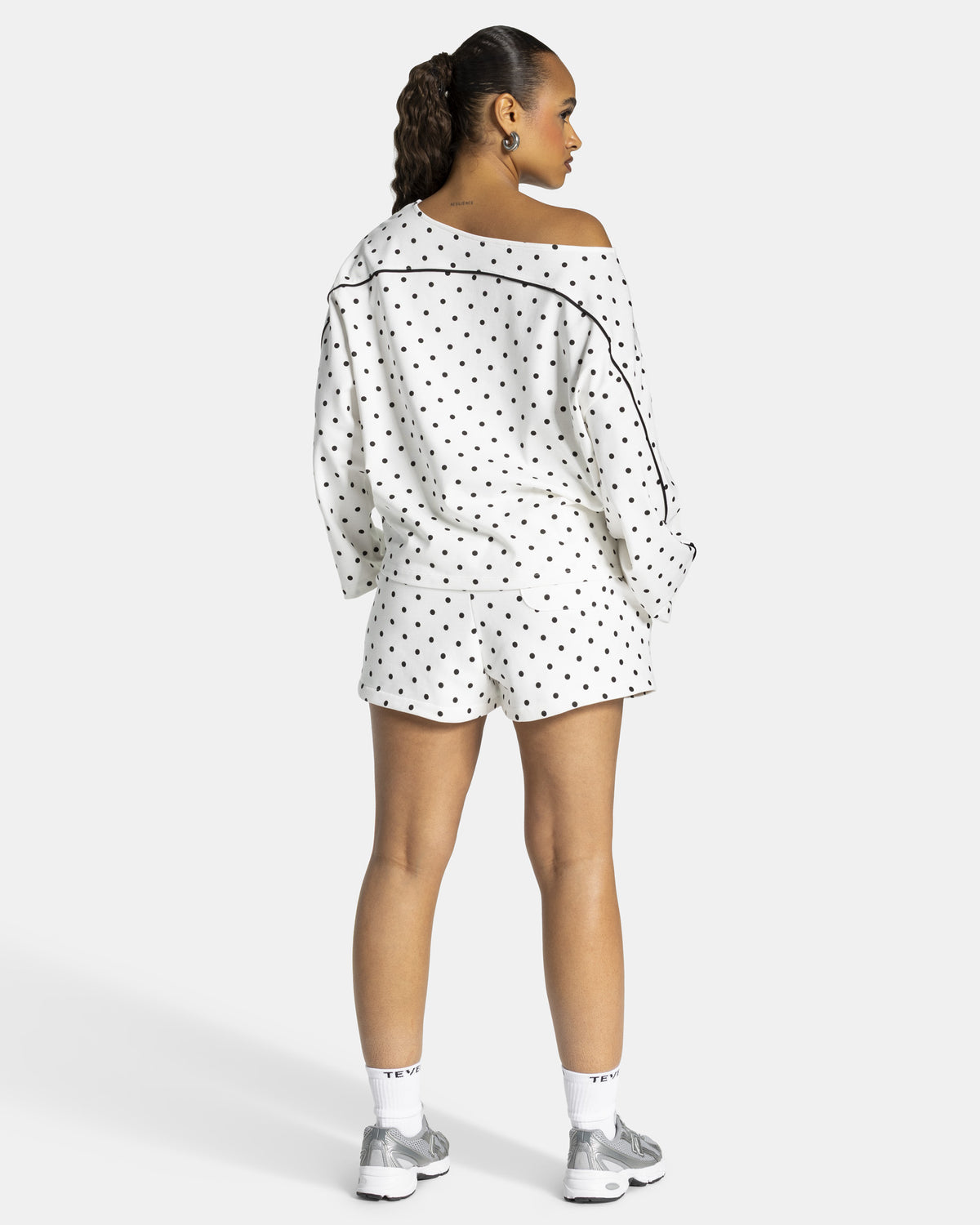 Maglia a manica lunga Off Shoulder Contrastline “Colore Bianco con pois neri”