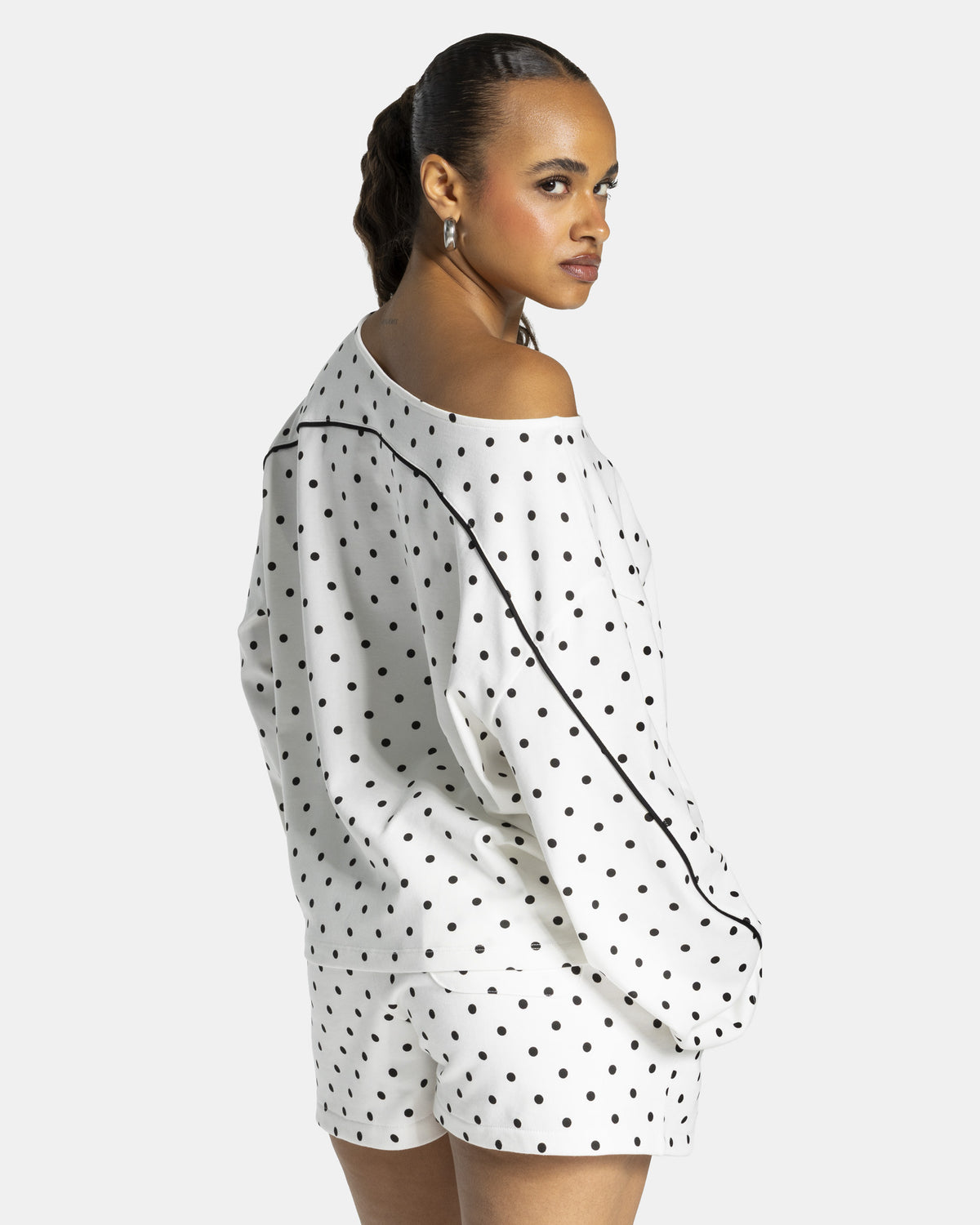 Maglia a manica lunga Off Shoulder Contrastline “Colore Bianco con pois neri”