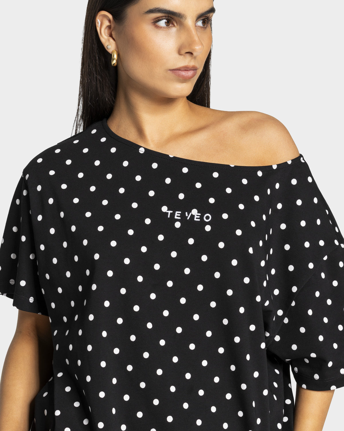 Contrastline Off-the-Shoulder T-Shirt ‘Black Polka Dot’