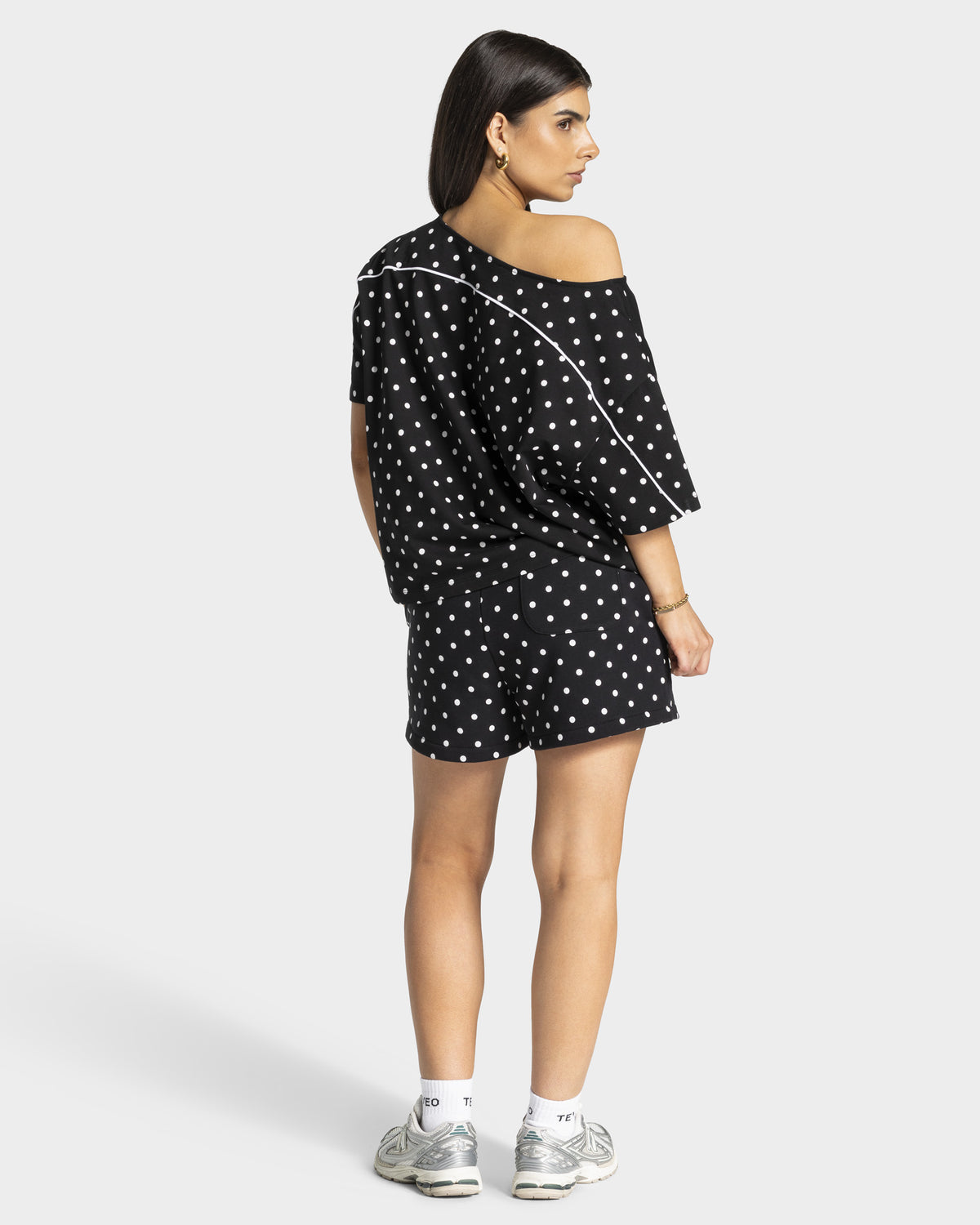 Contrastline Off-the-Shoulder T-Shirt ‘Black Polka Dot’