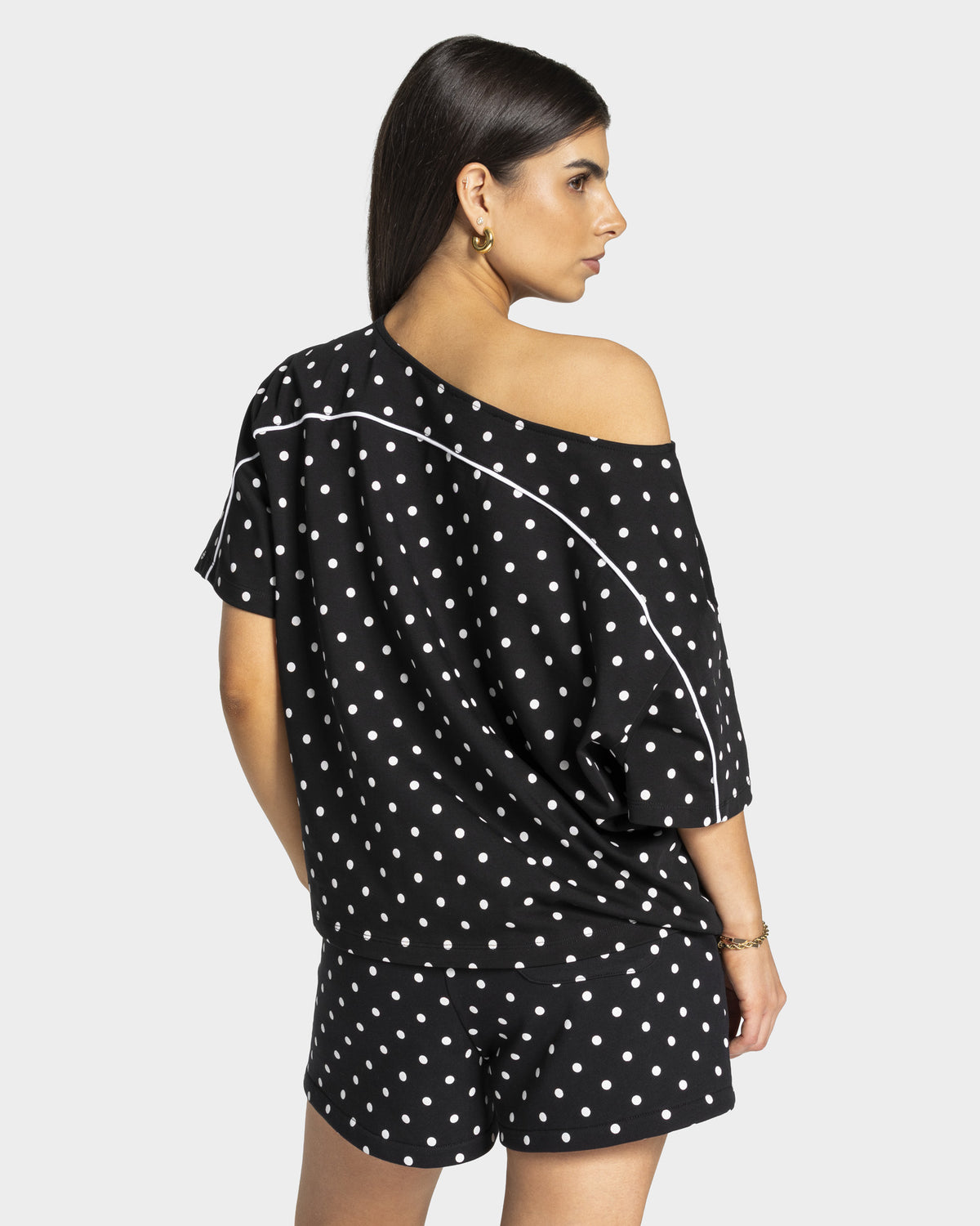 Contrastline Off-the-Shoulder T-Shirt ‘Black Polka Dot’