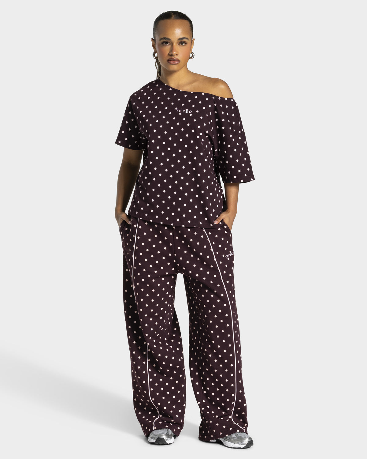 Contrastline Off-the-Shoulder T-Shirt ‘Merlot Polka Dot’
