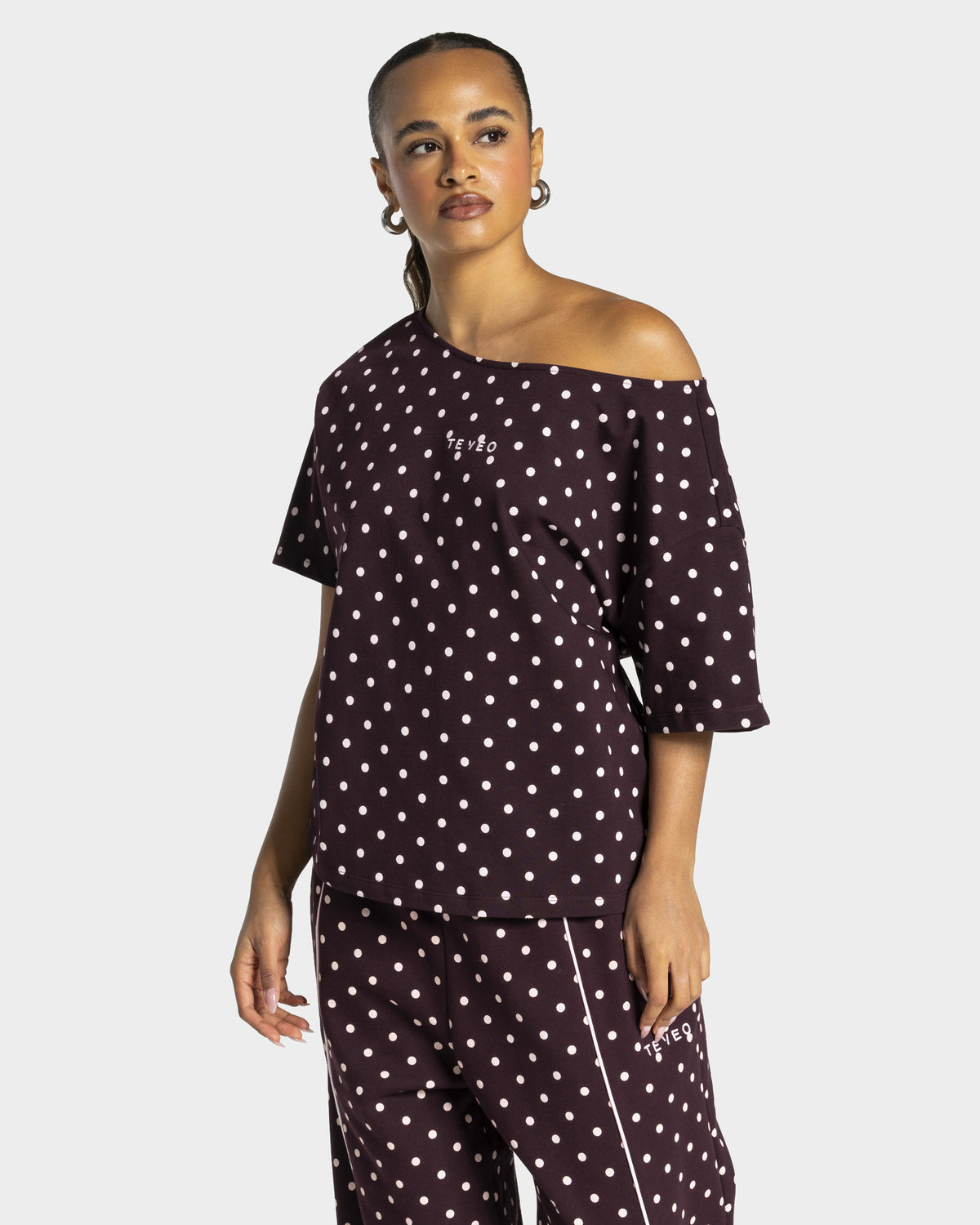Contrastline Off-the-Shoulder T-Shirt ‘Merlot Polka Dot’