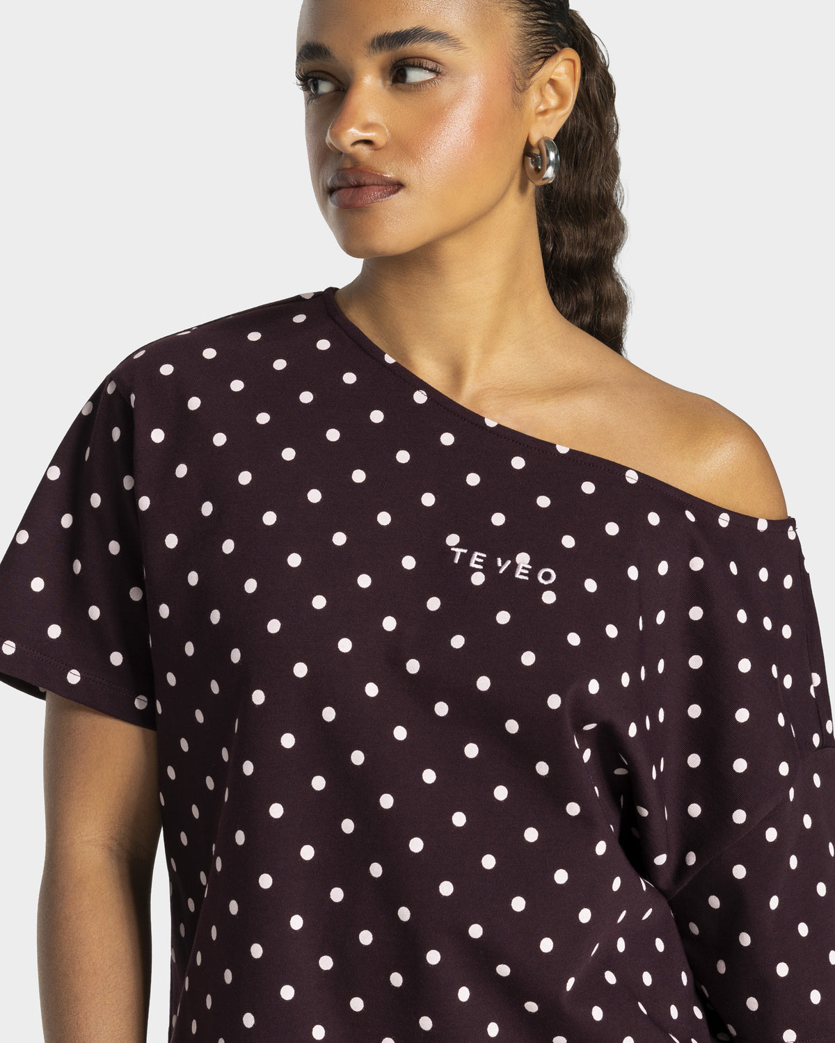 Contrastline Off-the-Shoulder T-Shirt ‘Merlot Polka Dot’