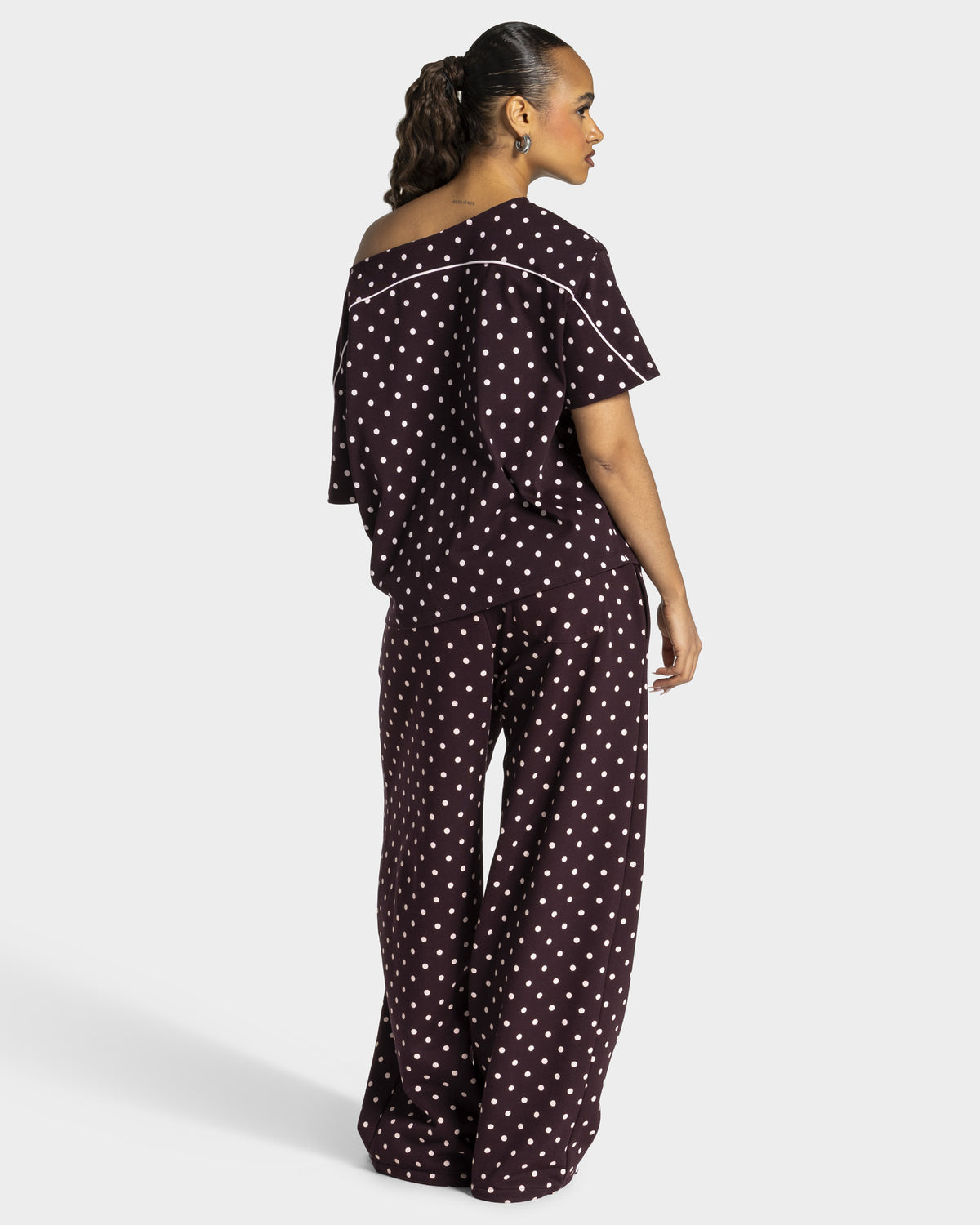 Contrastline Off-the-Shoulder T-Shirt ‘Merlot Polka Dot’