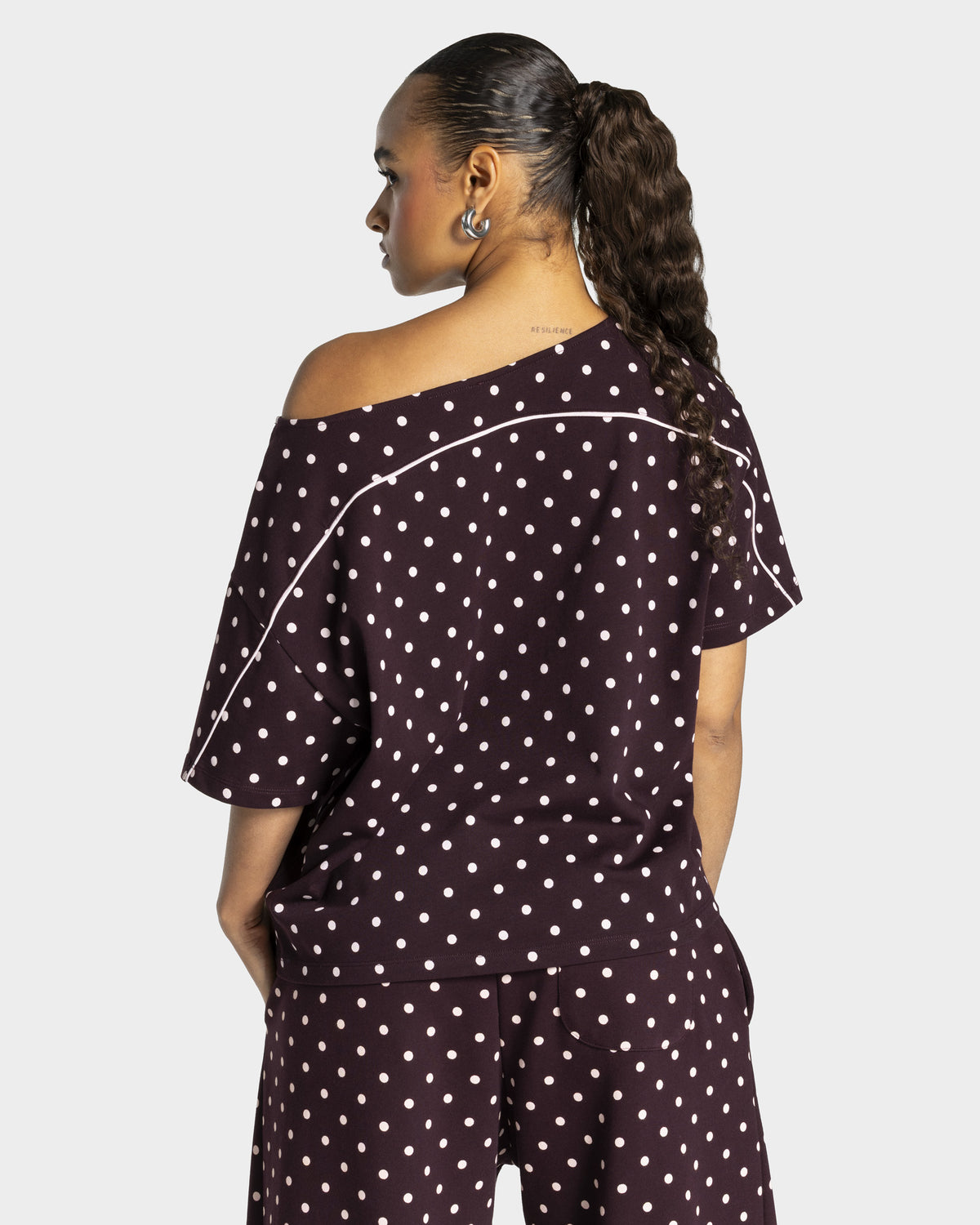 Contrastline Off-the-Shoulder T-Shirt ‘Merlot Polka Dot’