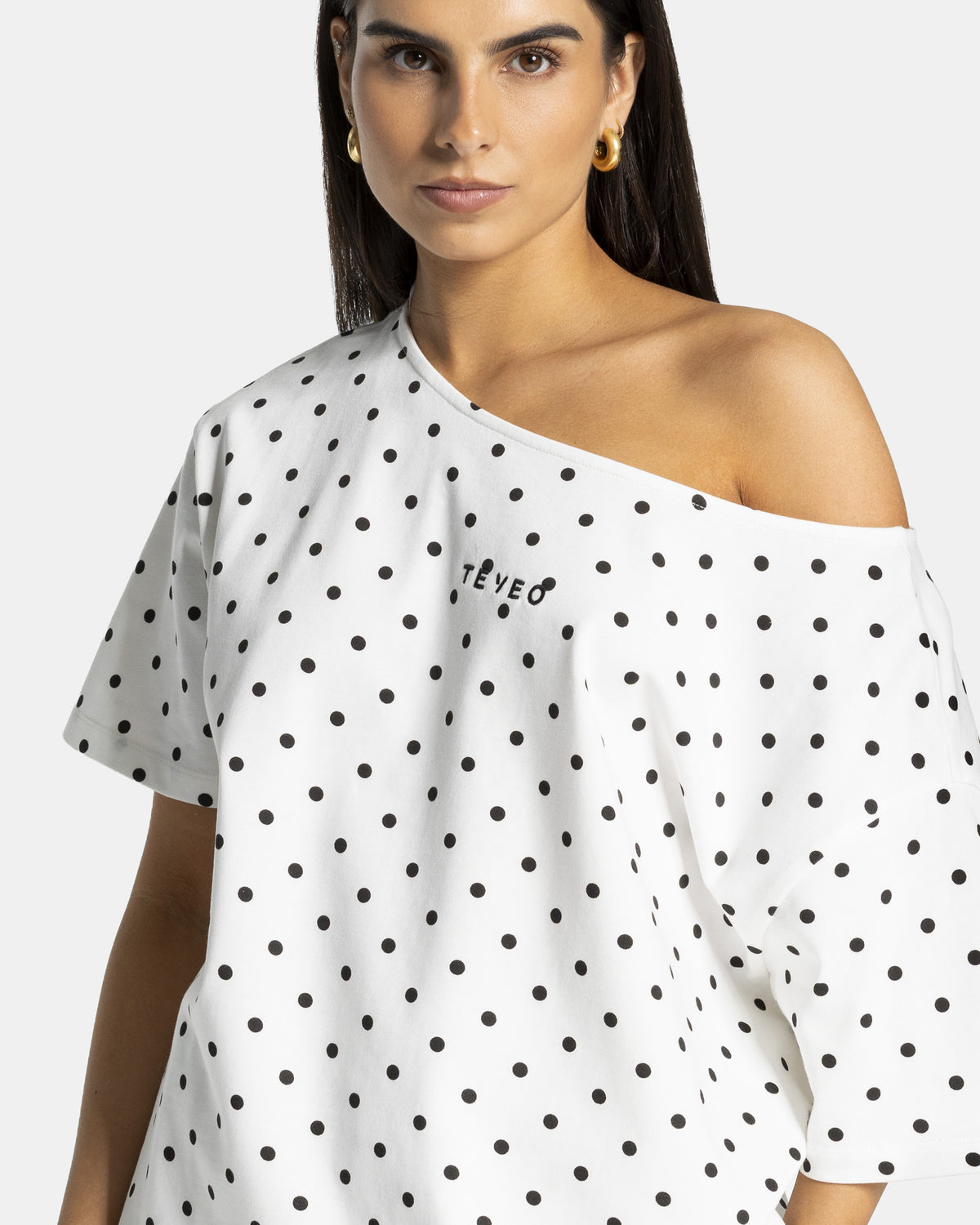 Contrastline Off-the-Shoulder T-Shirt ‘White Polka Dot’