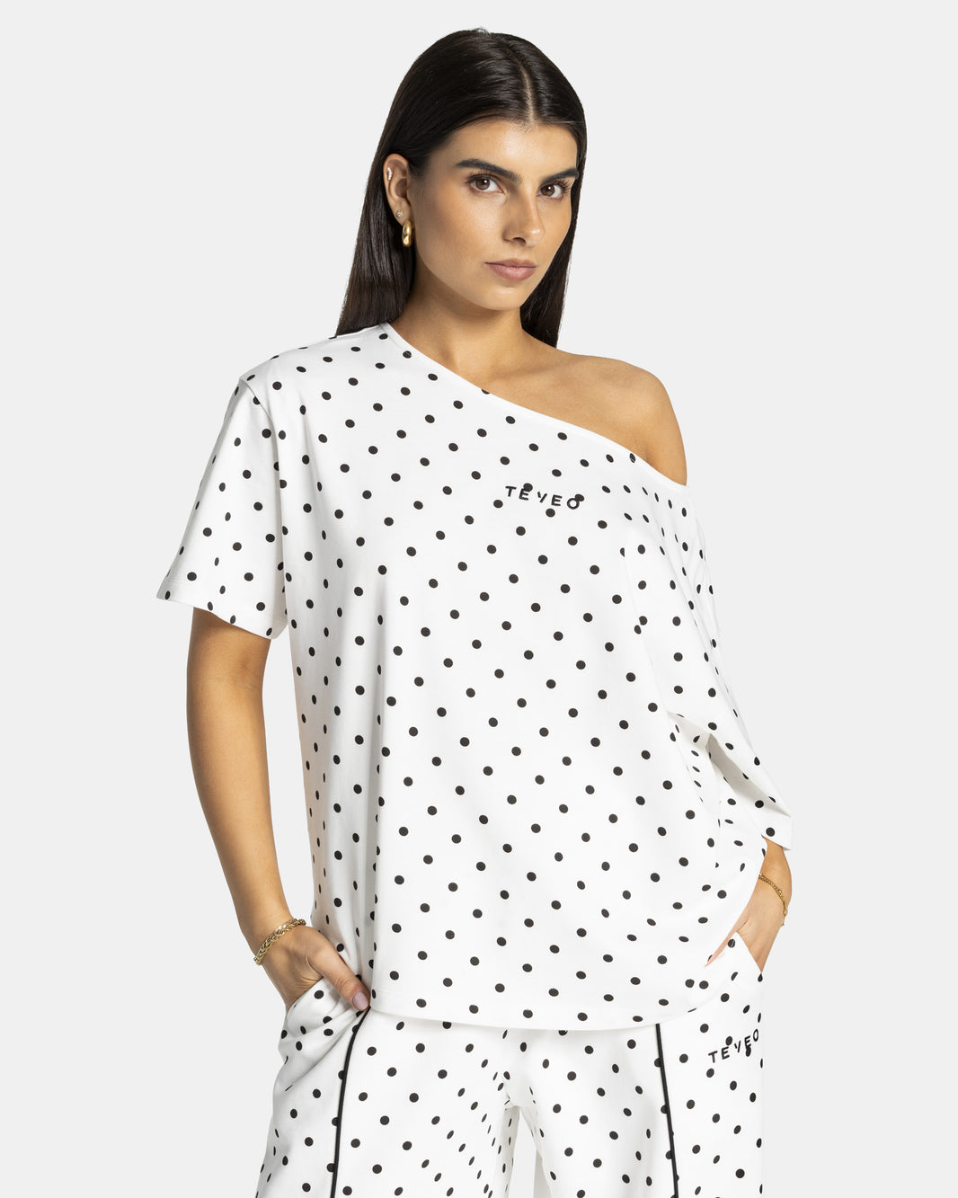 Contrastline Off-the-Shoulder T-Shirt ‘White Polka Dot’