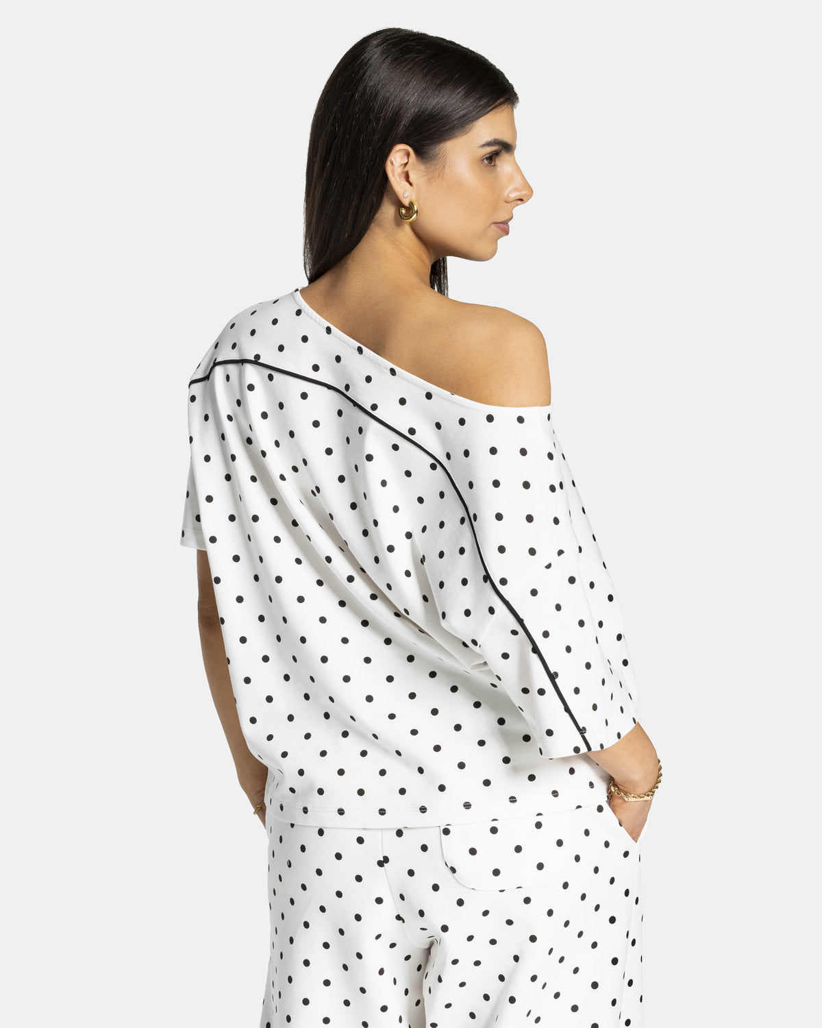 Contrastline Off-the-Shoulder T-Shirt ‘White Polka Dot’