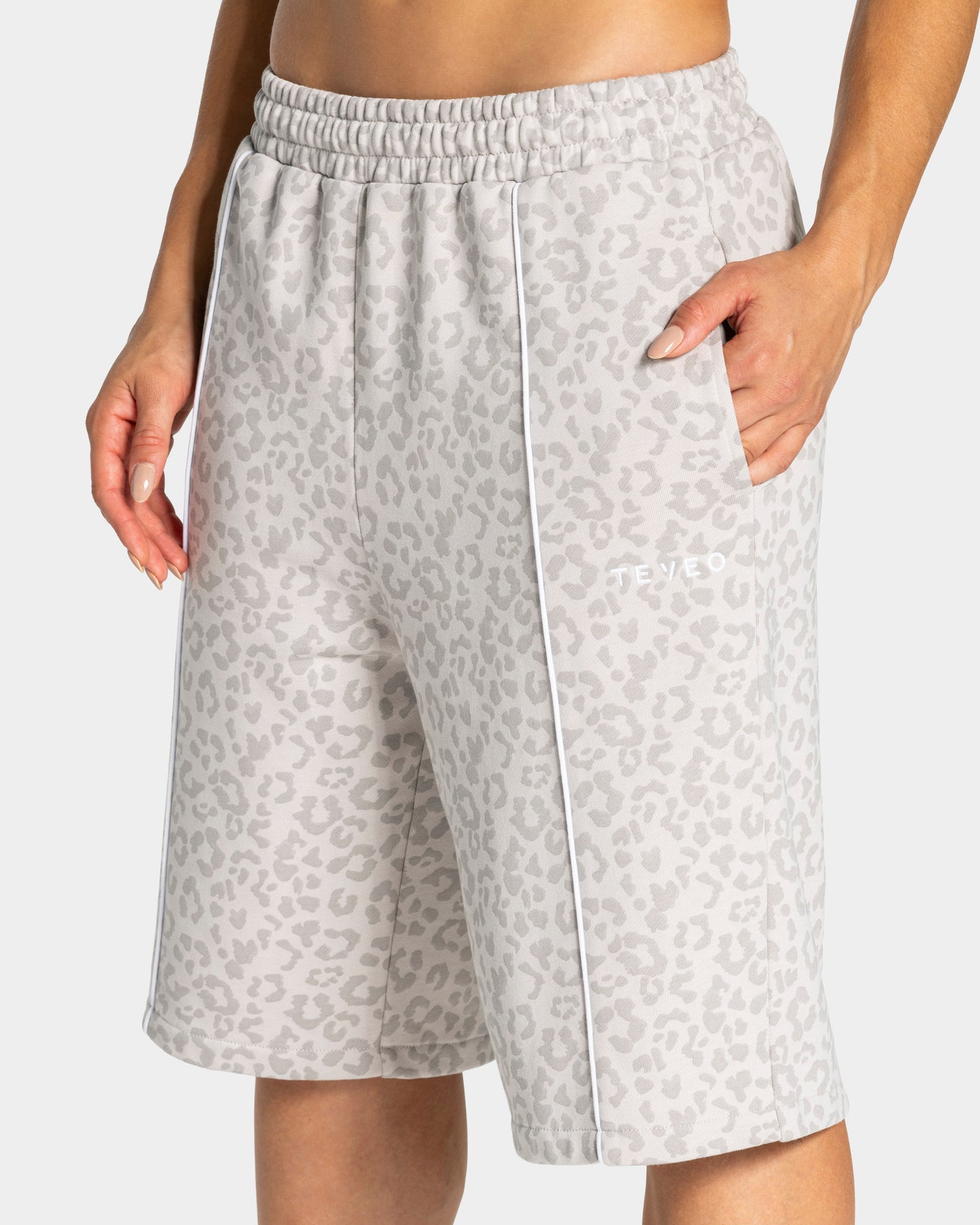 Contrastline Oversized Jorts ‘Light Grey Leopard’