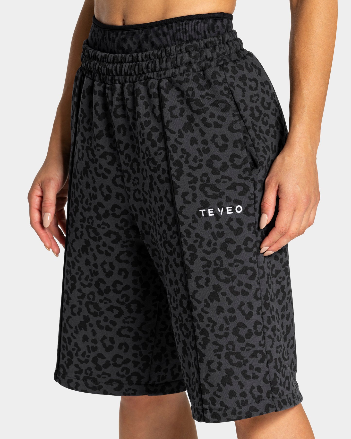 Jorts oversize Contrastline “Stampa leopardata Orchid"