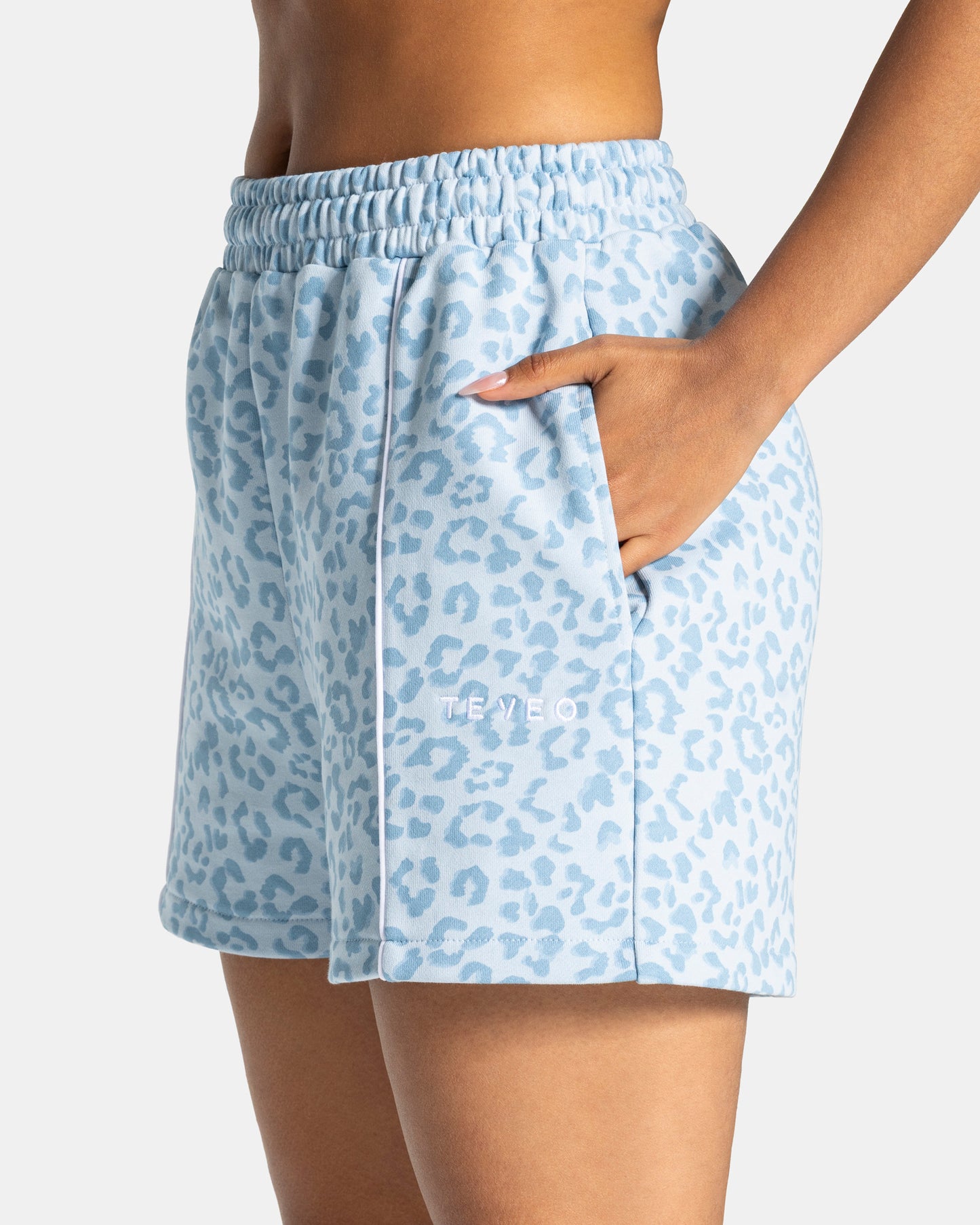 Shorts oversize Contrastline “Stampa leopardo Baby Blu"