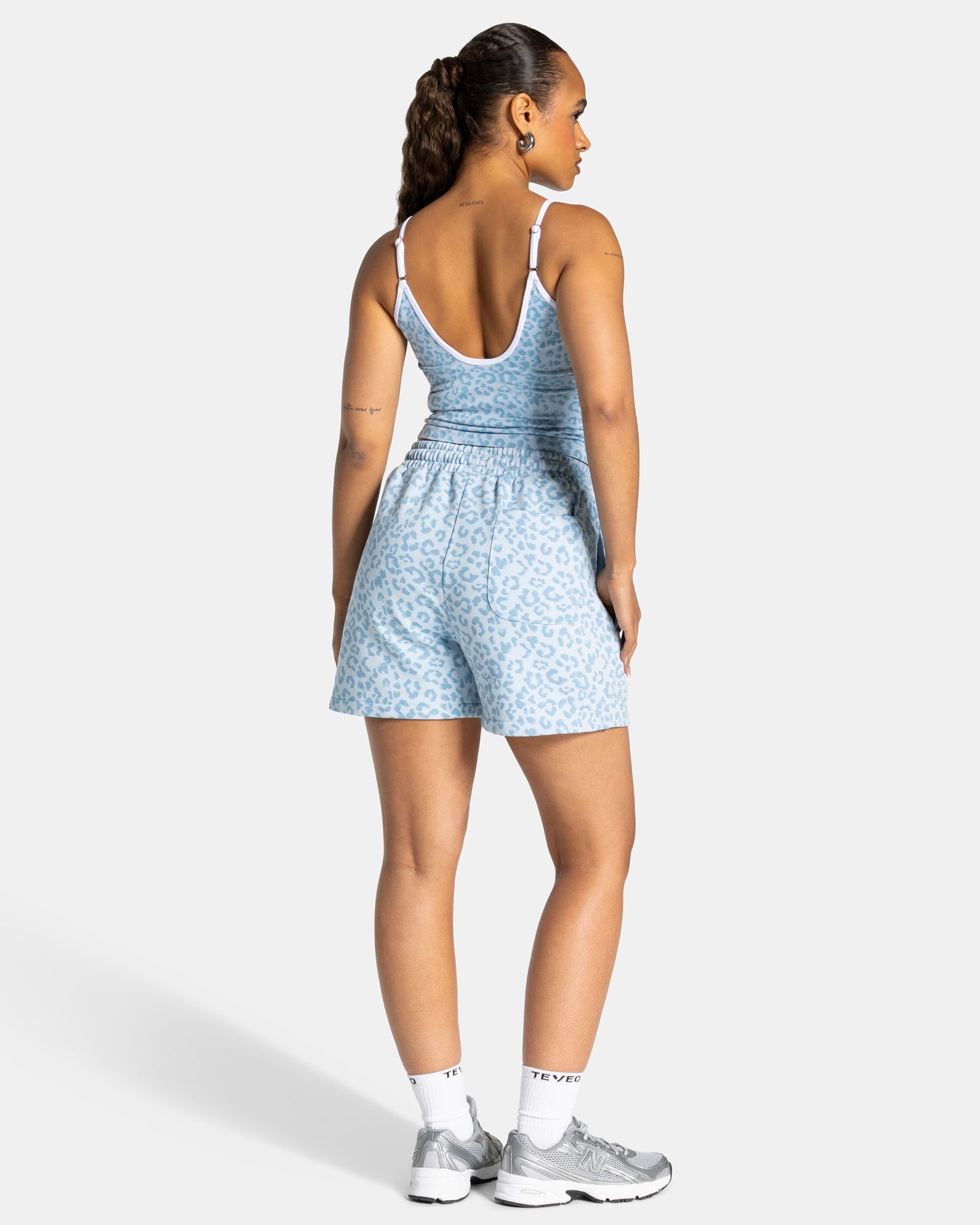 Shorts oversize Contrastline “Stampa leopardo Baby Blu"