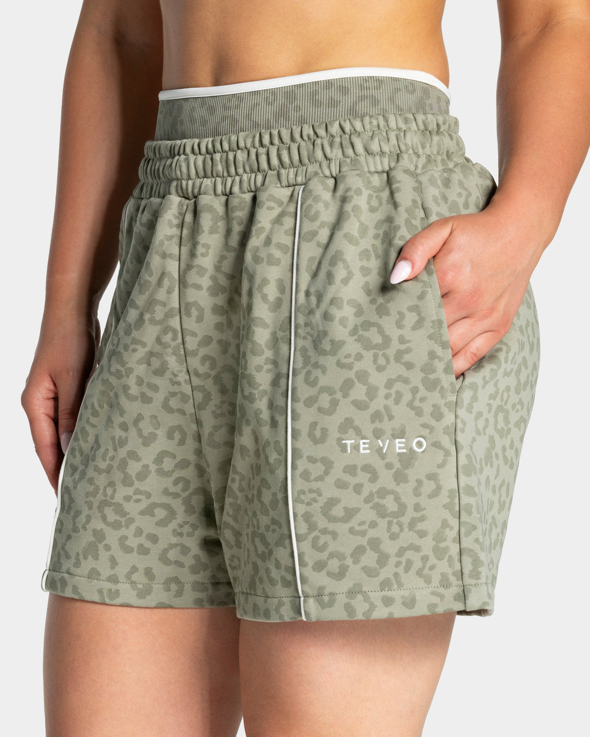Contrastline Oversized Shorts ‘Khaki Leopard’