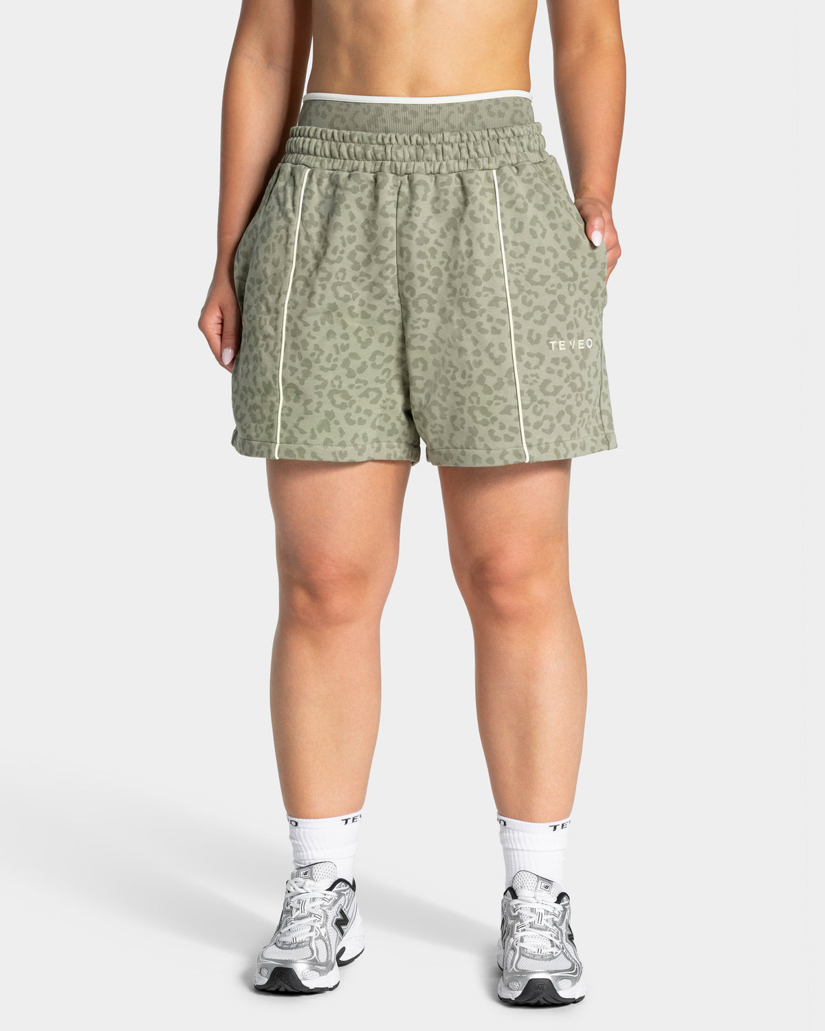 Contrastline Oversized Shorts ‘Khaki Leopard’