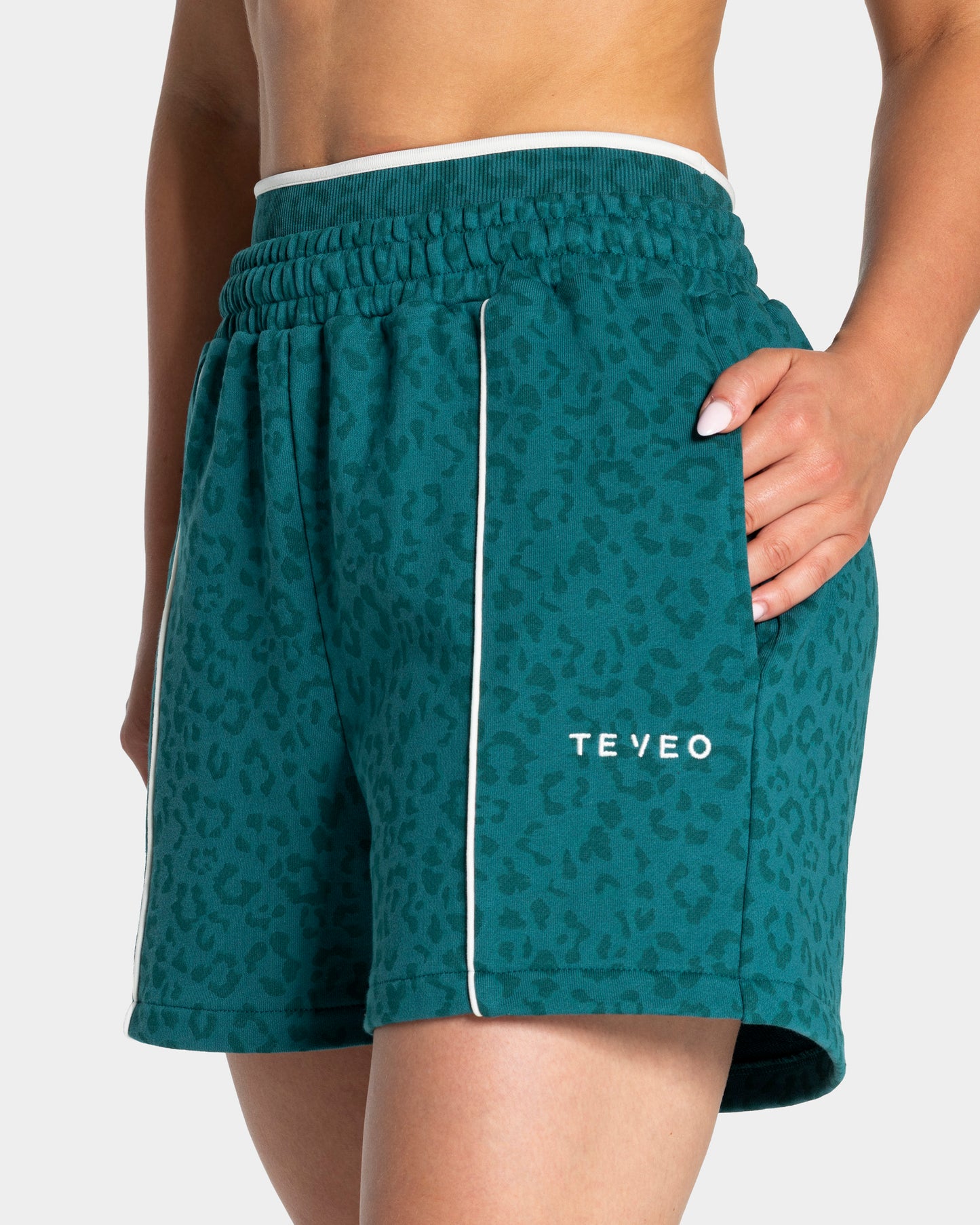 Shorts oversize Contrastline “Stampa leopardo Petrol"