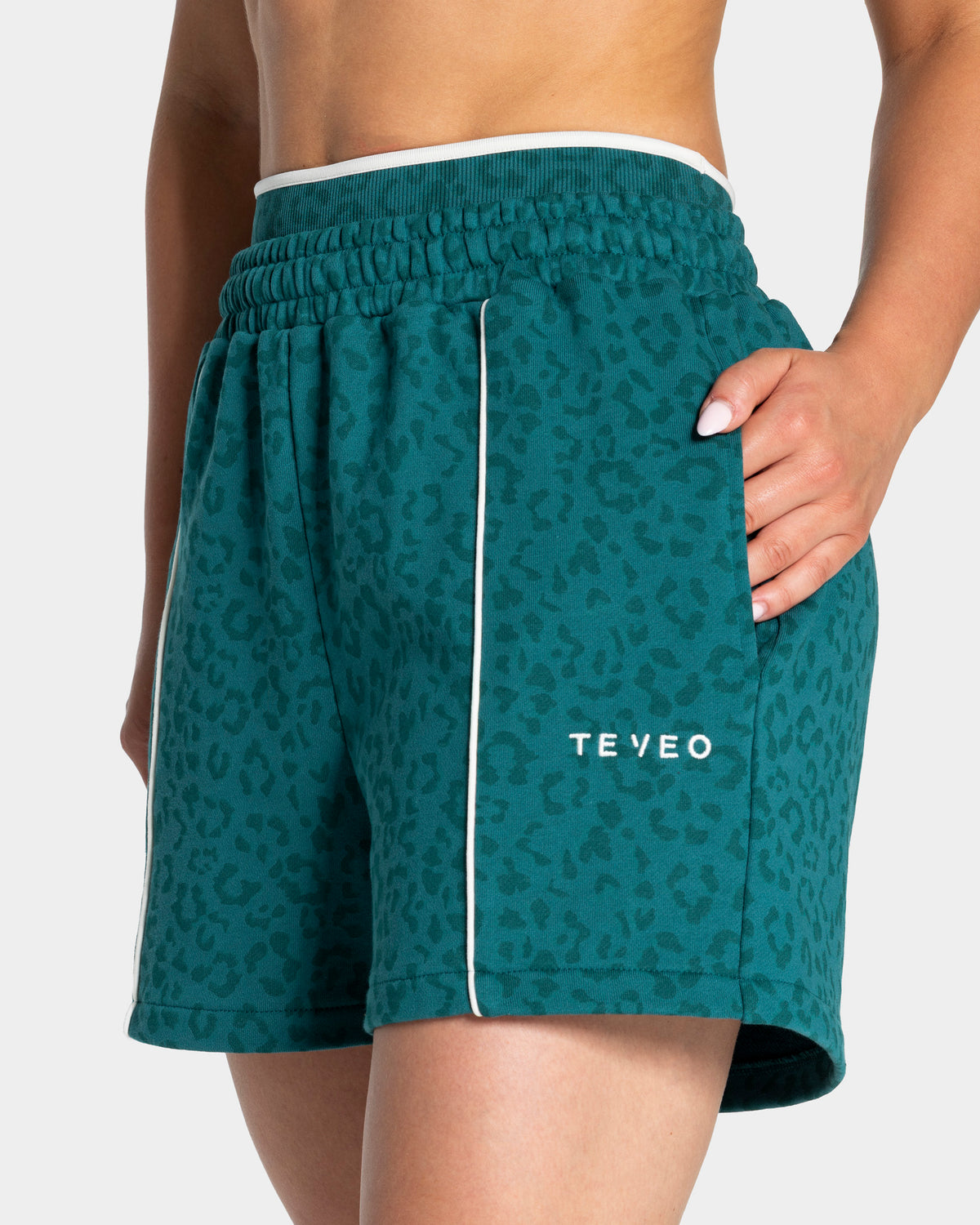 Contrastline Oversized Shorts ‘Petrol Leopard’