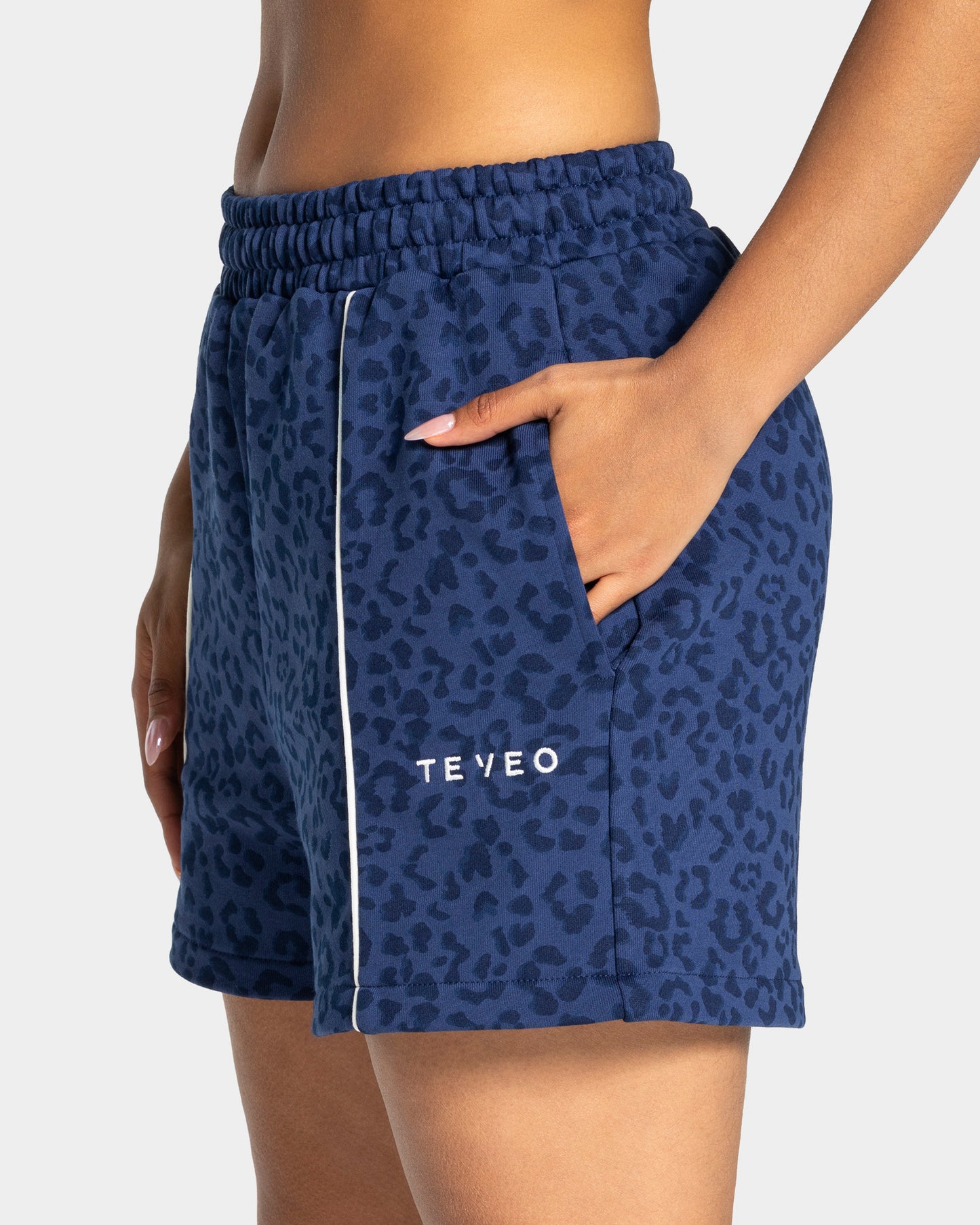 Shorts oversize Contrastline “Stampa leopardo Blu Scuro"