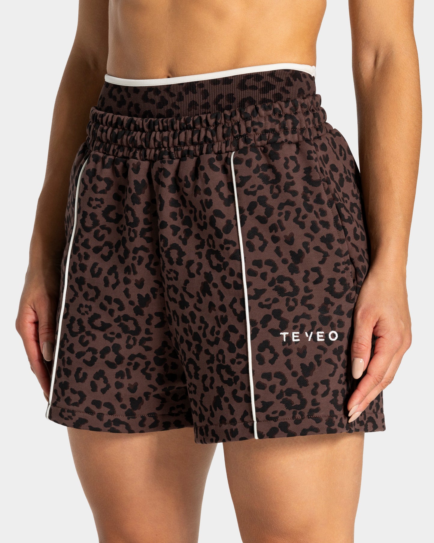 Shorts oversize Contrastline “Stampa leopardata di colore Espresso"