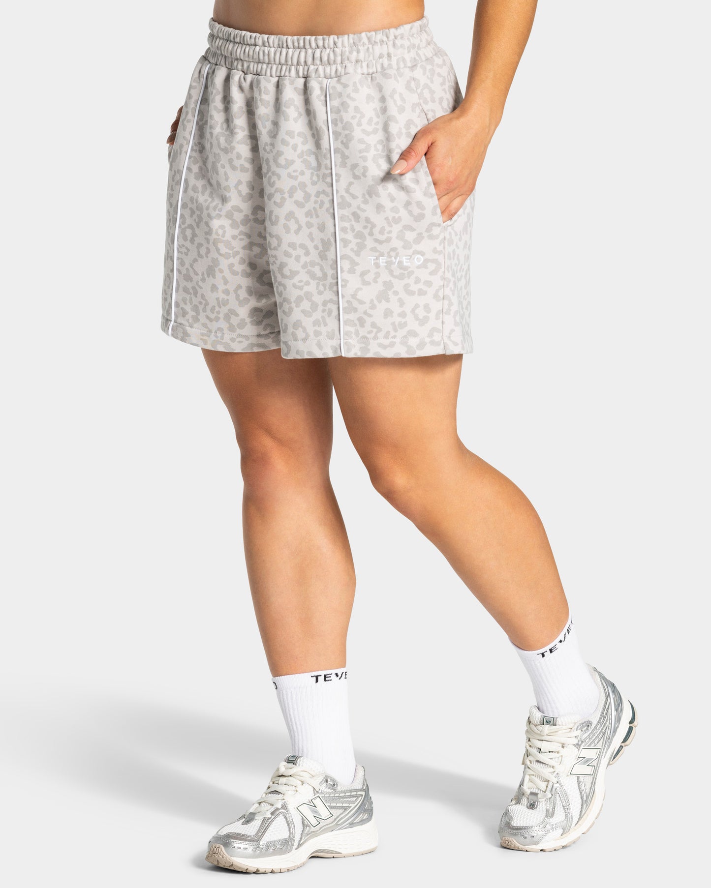 Contrastline Oversized Shorts ‘Light Grey Leopard’