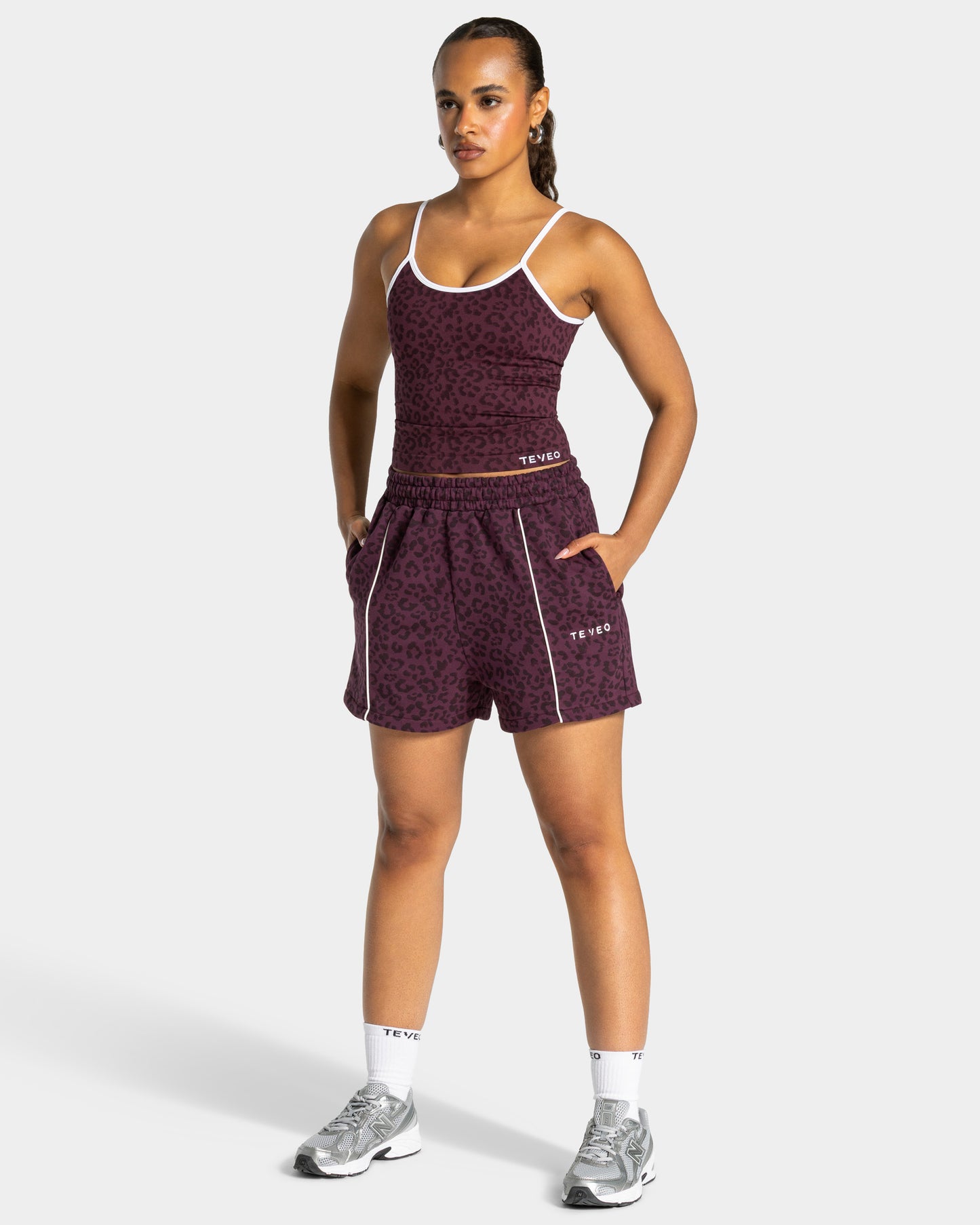 Shorts oversize Contrastline “Stampa leopardata di colore Merlot"