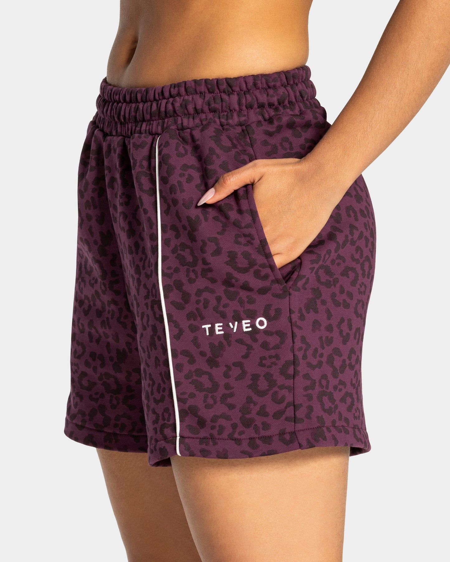 Contrastline Oversized Shorts ‘Merlot Leopard’