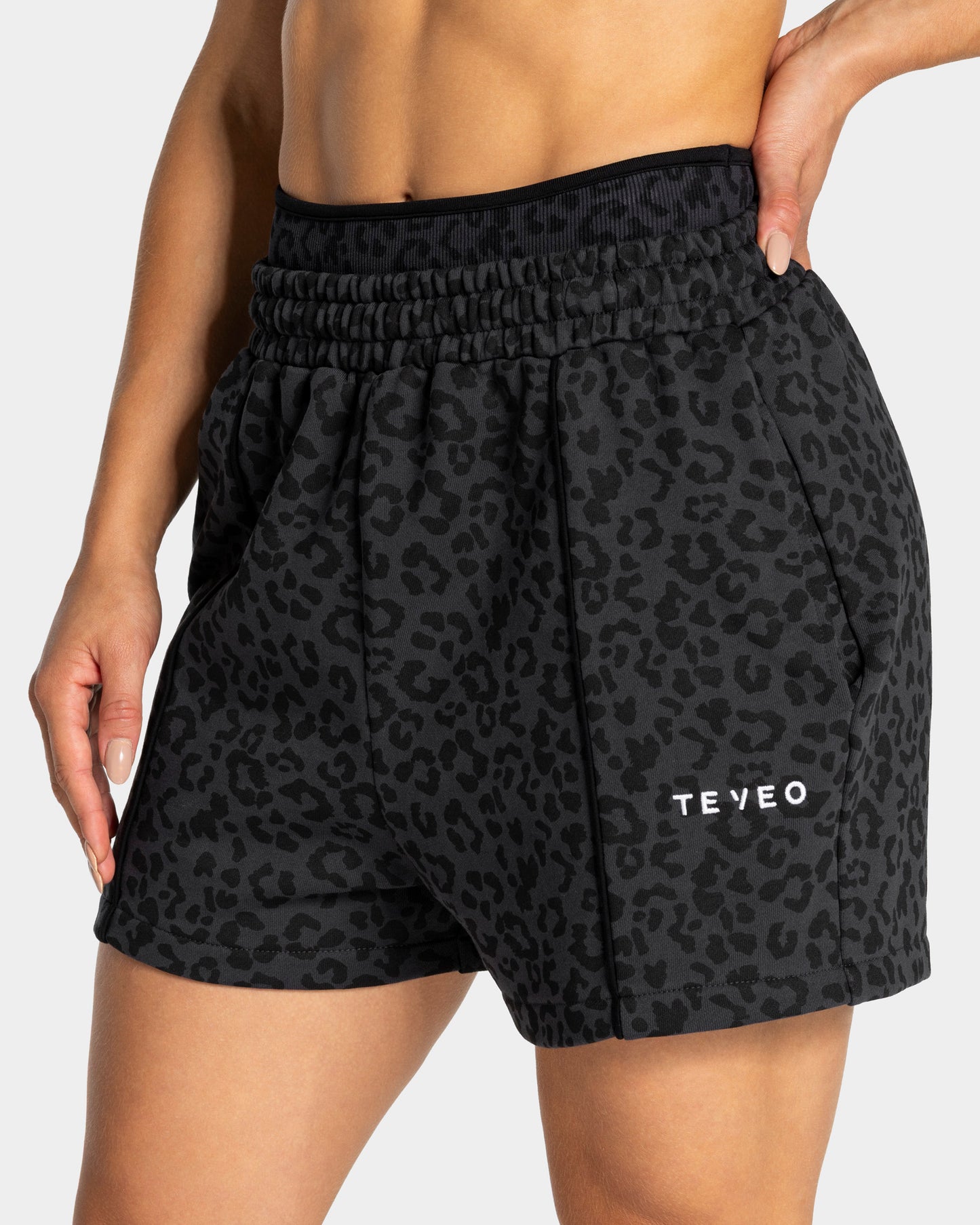 Shorts oversize Contrastline “Stampa leopardata di colore Nero"