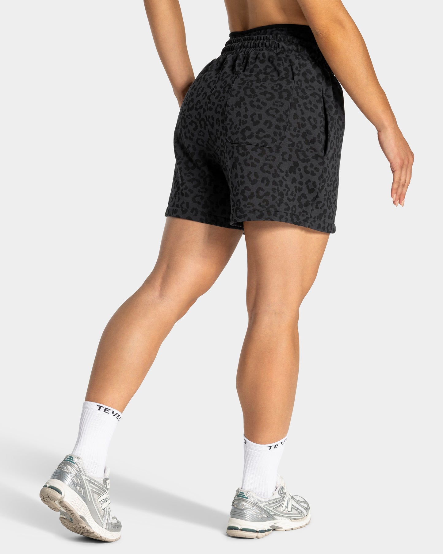 Shorts oversize Contrastline “Stampa leopardata di colore Nero"