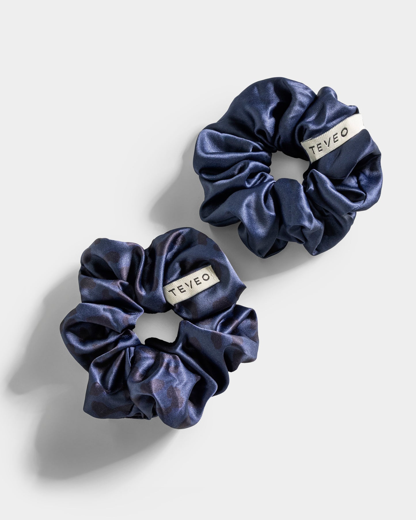 Scrunchies Contrastline (set da 2) “Stampa leopardo Blu Scuro"