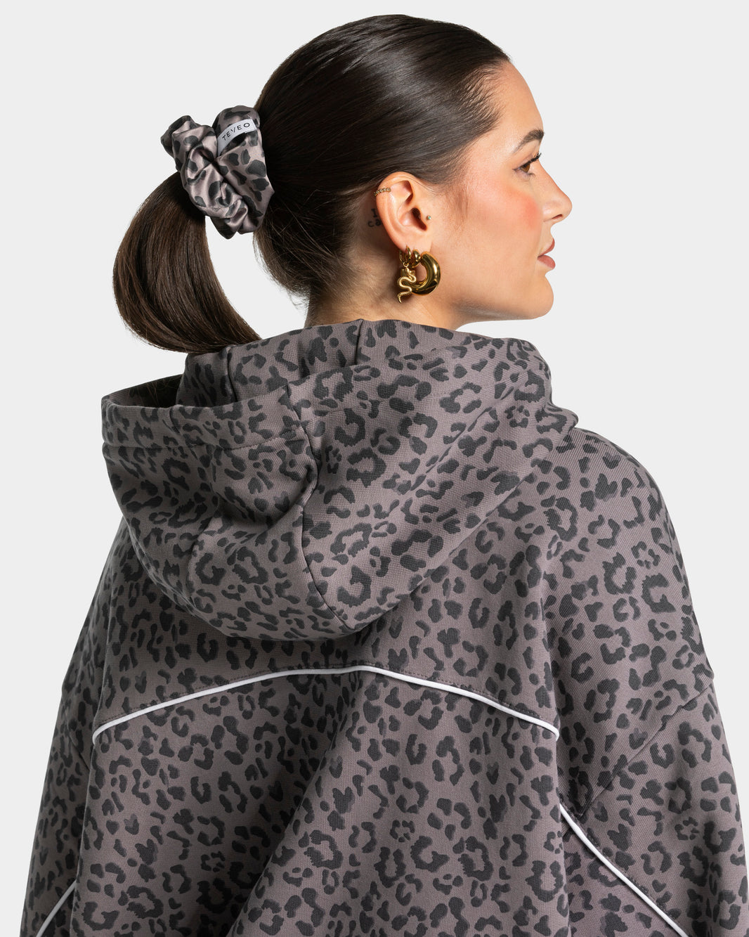Scrunchies Contrastline (set da 2) “Stampa leopardata Grafite"